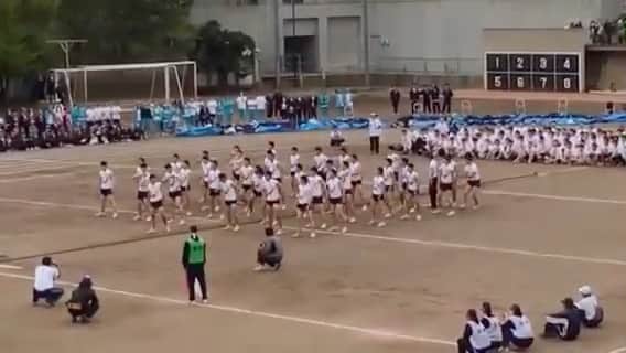 のインスタグラム：「みなさんいかがお過ごしですか。 家にいる時間が増えてカメラロールを覗く事が増えているんじゃないですか⁇ 僕は昨日高校の仲間と10人でテレビ電話しました😋　そこで桐光時代の思い出の1つを公開します！ #桐光#3-9#松本組#HAKA#スポクラ」