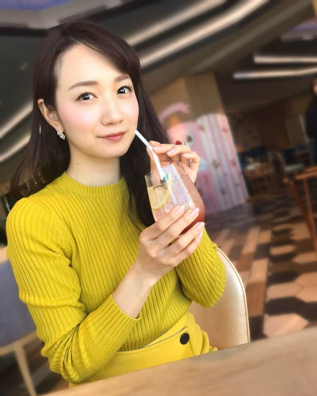 松原江里佳さんのインスタグラム写真 - (松原江里佳Instagram)「🍓 コラム更新のお知らせです✨ 「大人の旅」を豊かにするWEBマガジン「COMFORTS」で連載中のコラム「恋する色彩」 最新記事がアップされました🥰 ↓  https://www.comforts.jp/column/koisuru-shikisai-004/  写真は取材時のものです🍓 ❤︎ パソコンの方が見やすいです！「恋する色彩」と調べたら出てきますよー！ お家時間に是非チェックしてくださいね💕 ❤︎ ❤︎ #東京ベイ東急ホテル  #sweets #ビュッフェ #strawberry  #コラム #雑誌 #マガジン #web #comforts #色 #colors #旅 #travel #フリーアナウンサー #スターダスト #でこ」4月17日 14時34分 - erika_matsubara