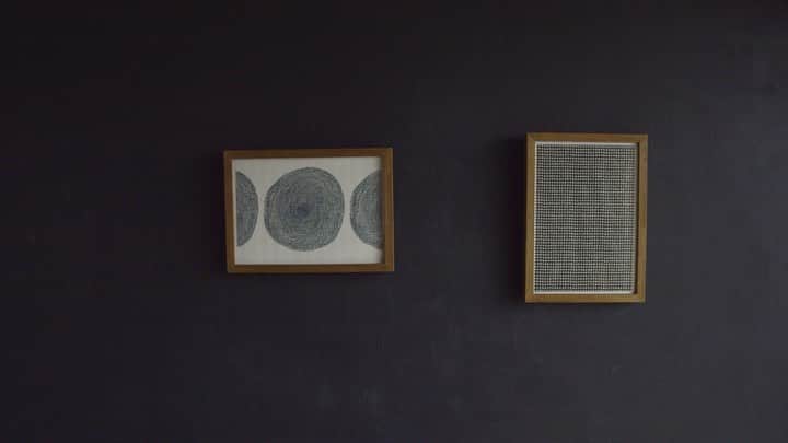 cafe_no_maのインスタグラム：「Ideas to simply enjoy artwork at home . かすれたような味わい、アナログ感のあるゆるい線がお気に入り。  アート本から好きなページを切り取り額に入れてみました。  #無印のフレーム #カフェノマのオリジナルポスター販売中」