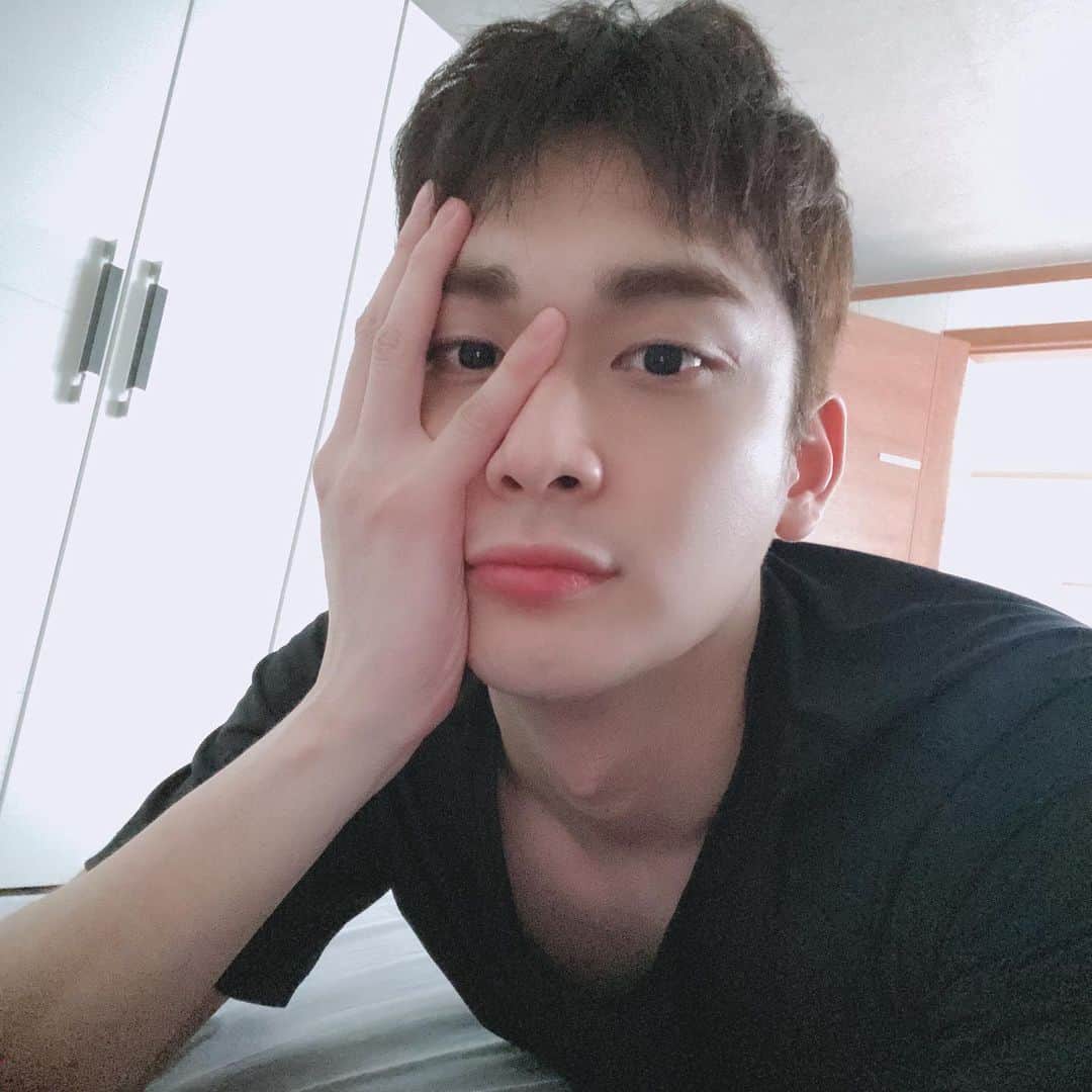 のインスタグラム：「집 운동 집 운동  침대좋아😘」
