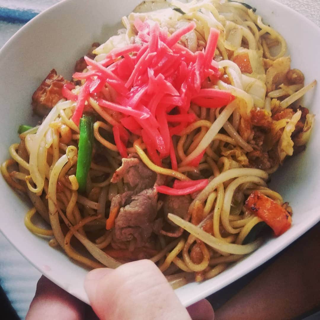 松本隆博のインスタグラム：「。 遅めのお昼は、 焼そばにしましたー ＼(⌒日⌒）／ 簡単だし安いし早いし 美味いしサイコーの コスパだよねー (^-^)」