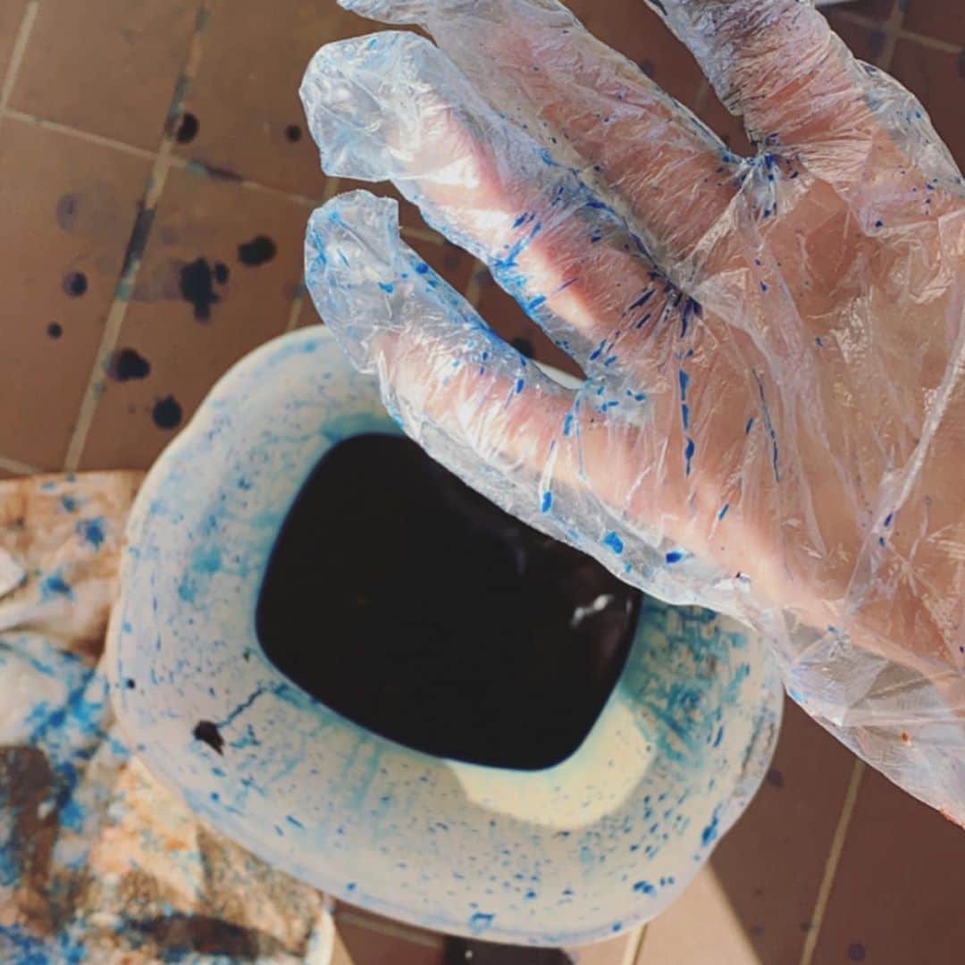 エビアン・クーさんのインスタグラム写真 - (エビアン・クーInstagram)「Quarantine day 27: tie dye sesh today 🦋🦋🦋 What do you guys do at home?  初めてのタイダイをやったよー 意外に難しかったけどなんとか できました！ブルーの気分。」4月17日 15時02分 - avian_official
