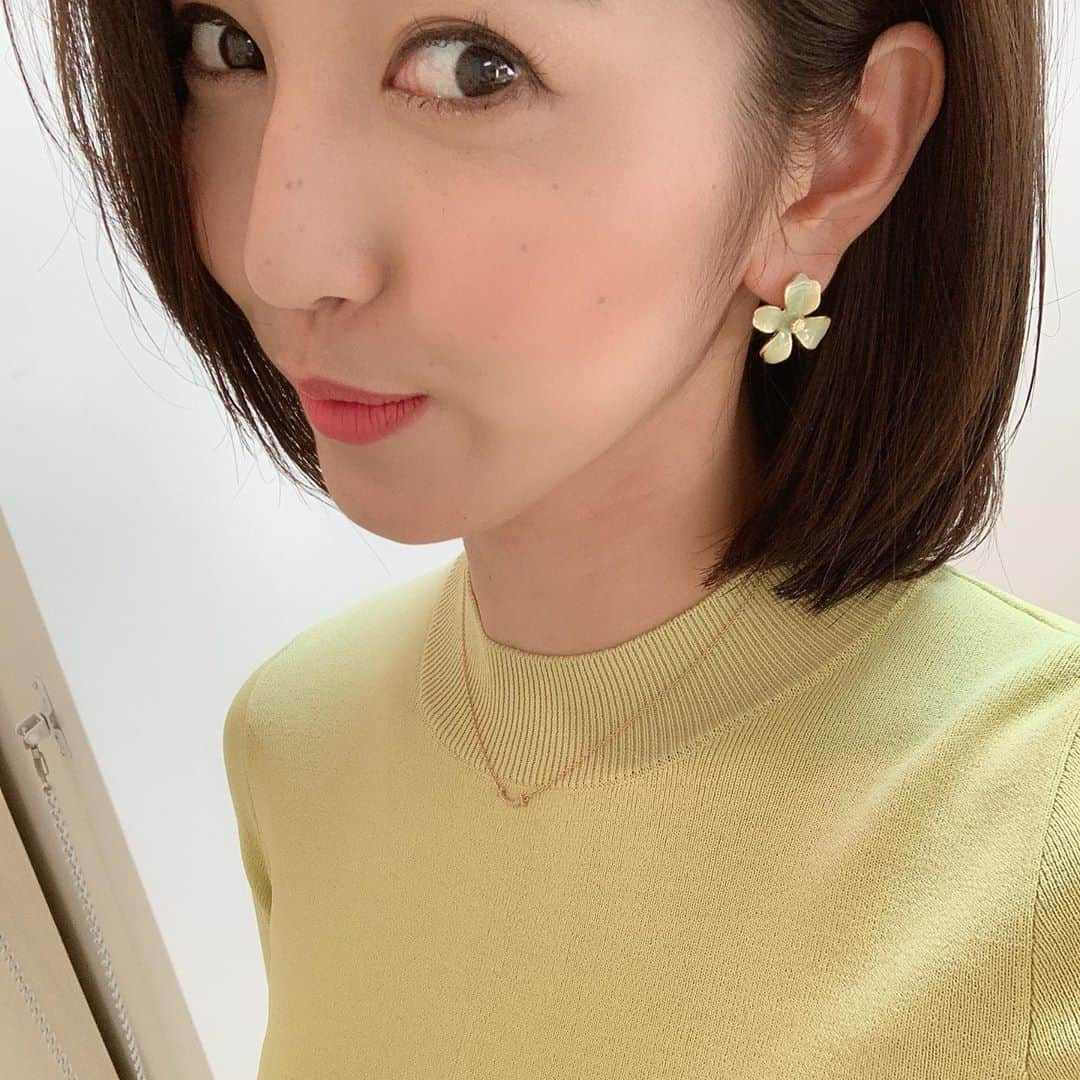 小澤陽子さんのインスタグラム写真 - (小澤陽子Instagram)「𝚊𝚝 𝚠𝚘𝚛𝚔☻  今宵のスタジオ、未曾有の事態に。。！ . . 本日の素敵なコメンテーターは、狩野英孝さんと、EXILE・EXILE THE SECONDの KEIJIさんです👓🌏. . . 在宅で疲れている方にも。 働きに出なきゃいけなくて、不安でいる方も。  こんな時こそ、 一緒に脱力しましょう😂😊🌿 みなさんの #おうち時間 に、 一瞬でもこの状況を忘れてもらえたら幸いです…🕊. . . 先週、全力でこの番組に挑んでくださった、アナウンス室の先輩、#山中章子 アナとの写真も…🥰 本当、お見事すぎる演技でした🙇🏼‍♀️✨. . ※ 収録したのは、だいぶ前です！  #笑いよ届け！ #こんな時こそ #Lets脱力 #金曜23時　は #全力脱力タイムズ #DNN #本日の髪型と衣装🌸  #本日の素敵なコメンテーター #狩野英孝　さん #EXILE #EXILEtheSECOND #KEIJI #黒木啓司　さん」4月17日 15時02分 - yoko.ozawa729