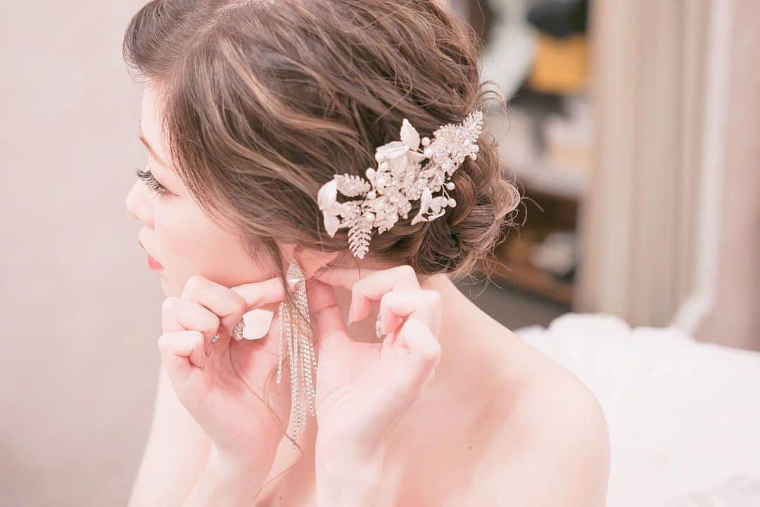 のインスタグラム：「あと少しで素敵な1日の始まり…❤︎ * * 是非、【#ロイヤルホールヨコハマ 】のタグを付けて投稿してください♪ * 公式instagramで紹介させて頂くことも…❤︎ * * このアカウントでは実際にロイヤルホールヨコハマで結婚式を挙げたお客様の実例を中心に投稿しています💐 * * その他、フェア情報なども随時シェアをしています💍 質問などありましたら、お気軽にお電話📞・DM📩お待ちしています🤵🏻👰🏻 * * #セントパトリックチャーチ #大聖堂 #教会 #横浜 #関内 #みなとみらい #結婚式場 #プレ花嫁 #横浜婚 #横浜式場 #卒花レポ #結婚式レポ #式場探し #入籍 #プロポーズ #関東花嫁 #ブライズルーム」