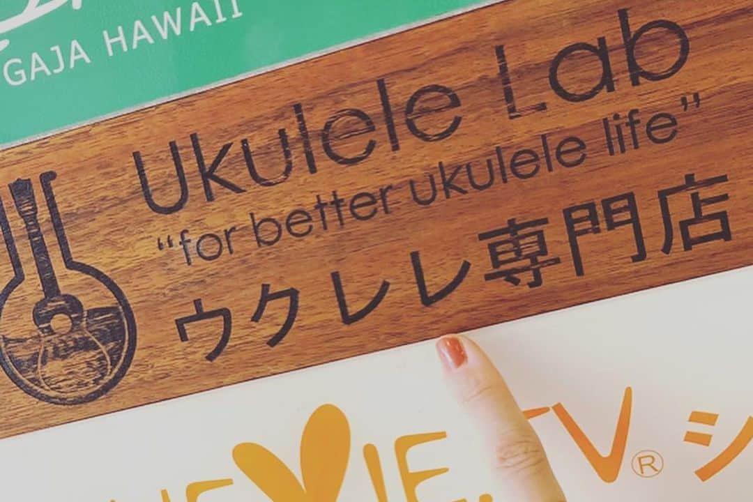 立石純子さんのインスタグラム写真 - (立石純子Instagram)「ホノルルマラソン、そしてハーフのハパルアマラソンで訪れたハワイでお友達(と勝手に思っている。笑)になったあいちゃんことIsaacさん。⠀ ⠀ そんなあいちゃんが日本に来日された時にお土産だよ〜とくださったカハラホテルのパンケーキミックス…！😍😍 ⠀ 何かの時のご褒美にとっておこう〜！と思っていたら、とっておきすぎて賞味期限がせまってきたので、笑⠀ 週末の楽しみにしています☺️💐 ⠀ ⠀ 作り方の英語のところを必死に読み解くと、バニラエッセンスではなくて、Vanilla Extractと書いてある🤔⠀ バニラエッセンスで代用しても大丈夫なのかな…💭💭 ⠀ ⠀ あいちゃんはワイキキで @Ukulelelab というウクレレ屋さんをされています☺️⠀ 今は、本当に世界中が大変な状況ですが、、また笑顔で会いに行ける日がとても楽しみです🌈⠀ ⠀ ⠀  #立石純子 #シンガーソングライター #はだのブランドアンバサダー #hawaii #sports #marathon #power #music #ukulele #beautiful #body #smile #fun  #running  #旅ガール  #旅ラン #koaloha #音色 #パンケーキ #pancakes #🥞 #ご褒美 #待ちすぎた #笑 #美味しくできるかな #カハラホテル #kahalahotel」4月17日 15時09分 - junkokokotateishi