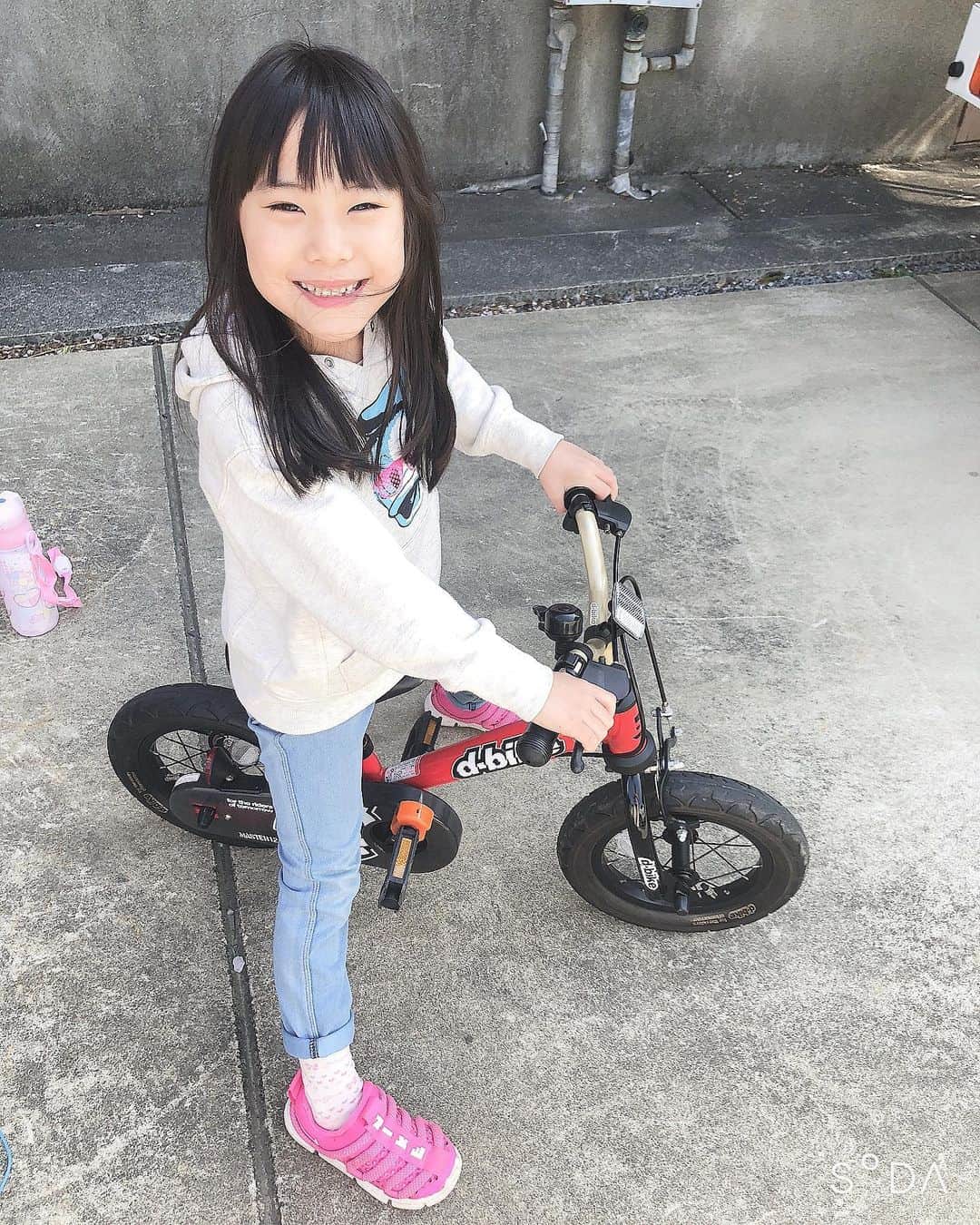 みきママさんのインスタグラム写真 - (みきママInstagram)「【ストレス発散です！】﻿ ﻿ ﻿ ﻿ ﻿ ﻿ アイス＋しらすを食べてストレス発散です！！﻿ ﻿ ﻿ ﻿ ﻿ ﻿ ﻿ 甘いものを食べたら、カルシウムを補給して、栄養バランスを整えます～！！﻿ 甘いものやお菓子は食べすぎるとカルシウムを減らしてしまうことがあるそうなので、しらすやチーズで補っています。 ﻿ ﻿ ﻿ ﻿ ﻿ ﻿ そして、家の駐車場で縄跳びです。杏ちゃんは自転車を練習しています。﻿ ﻿ ﻿ ﻿ ﻿ ﻿ ﻿ ﻿ ﻿ 早くお友達と遊びたいね〜！！﻿ ﻿. . .  #みきママ #ストレス発散 #アイス #しらす #縄跳び」4月17日 15時19分 - mikimama_official