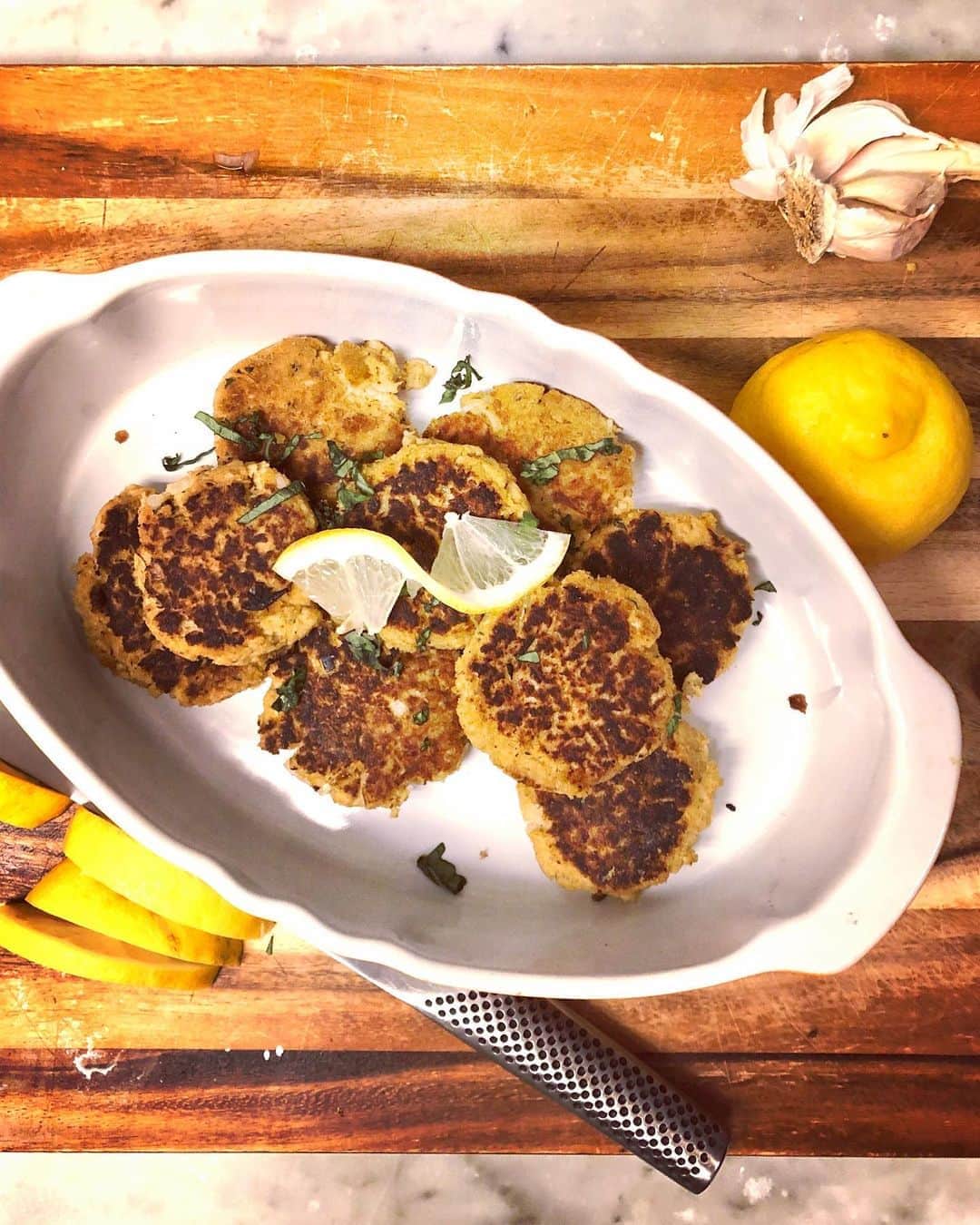 カミーユ・グアティのインスタグラム：「I finally made one of @thehungryfrenchgirl ‘s recipes. Crab cakes and mediterranean salad. So easy and so good!! Go to her page for #recipe and ask her for substitutions. I replaced corn flour for coconut flour. . . .#foodporn #crabcakes #food #foodie #foodiegram」