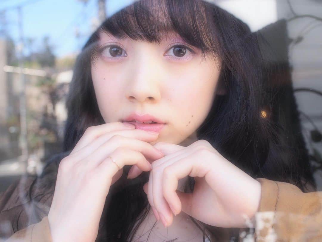 渡部幸也のインスタグラム：「【新型コロナウイルス感染拡大と防止対策】 〈新型コロナウイルス感染拡大防止対策のご案内〉  平素よりELLAをご利用頂きまして、誠にありがとうございます。  新型コロナウイルス感染症に罹患された皆様、および関係者の皆様に、謹んでお見舞い申し上げます。  当サロンにおきましても、お客様とスタッフの安全確保と感染拡大防止のため、以下の取り組みをさせていただいております。  ご予約は余裕を持ち、お席に充分な距離が保てるよう、予約を調節させていただいております。 【感染防止の為、誠に恐れ入りますがご利用後、毎回担当者の手洗い、セット面、椅子等のアルコール消毒をさせていただいております】  スタッフのマスクの着用【ご不快に感じられるかと存じますが、何卒ご理解を賜りますようお願い致します】  店内常時換気【入口、ベランダ等効果的な窓】  ご来店のお客様へのアルコール手指消毒、手洗いのお願い【受付、トイレにアルコールを設置しています。ご来店時、感染拡大予防の為、アルコール消毒、又は手洗いをお願い致します】  人が触れる共有箇所の定期的な消毒【ドアノブ、テーブル、トイレ等】 ※施術中、お客様のマスク着用しても可能かです。施術内容で異なりますので、担当スタイリストにご相談の上、ご持参のマスクを着用願います。 ※発熱や咳等、体調の優れないお客様のご来店は、ご遠慮願いますようお願い致します。  新型コロナウイルスの集団感染、拡大防止の為、ご協力頂けますようお願い致します。  そして、GLOBAL WORK 25th Brand Movie/Summer Ver のヘアメイクを担当させていただきましたので、動画あげておきます🎥  コロナウイルスで自粛が続き中々買い物にも行けない感じですが、行けるようになったら店頭などでチェックしてみて下さい🙇  コロナに負けないで、今後も美容を頑張ります‼️ #ヘアスタイル #ヘア #髪型 #ヘアカタログ #ヘアセット #くせ毛風パーマ #透明感カラー #hair #恵比寿美容院 #代官山美容室 #代官山美容院 #美容学生 #中目黒美容師 #代官山美容師 #恵比寿美容師 #中目黒美容室 #中目黒美容院 #恵比寿美容室 #サロンモデル #中目黒ランチ #恵比寿ランチ #hpb_hair #中目黒 #代官山 #恵比寿 #渋谷 #ar_magazine #murua #globalwork #americanvintage」