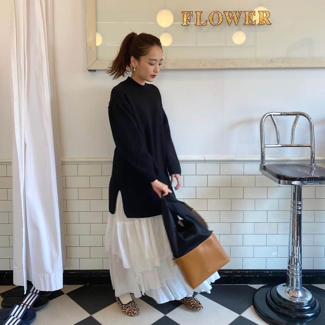 近藤千尋のインスタグラム：「久々の撮影も時短で。。。📷 コーデを撮ってもらうと 必ず半目があります💁‍♀️笑  アクセサリーもニットも コラボのやつです🥰  子供たちは家でパパと沢山遊んで 帰ってきたら爆睡してました😪✨ #皆さんおうちじかん何していますか」