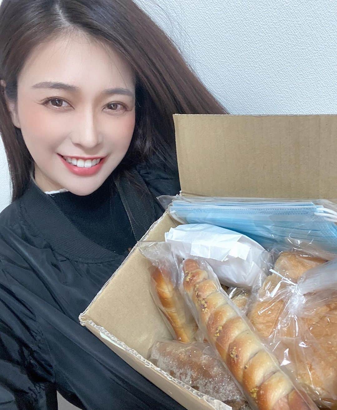平塚千瑛さんのインスタグラム写真 - (平塚千瑛Instagram)「地元のお友達が速達クール便で美味しいパンたちとマスクを送ってくれたよ😭❤️ 私は米沢で友達は新庄の方だから地元でもとっても離れてるんだけど、さらに遠くの東京に行ったから、心配して食べ物とマスク送ってくれた、、、。。 本当にありがたいし、幸せ者だ。。 みほちゃん本当にありがとう😖💓 . クール便で送られてくるからそのまま冷凍できるから日持ちできて本当に助かる...😭💓 東京まで配送してくれるからそこのお店選んだって。。 新庄市のパンやさん『げたぱん』さんの送ってくれた☺️さっそくフレンチトースト食べたよ❣️美味しかった❤️！！ . 今度帰ったら新庄まで車とばして（安全運転で）行くからね‼️待っててね‼️ . . #新庄市 #げたぱん  #米沢 #幸せ者」4月17日 15時57分 - chiaki_hiratsuka