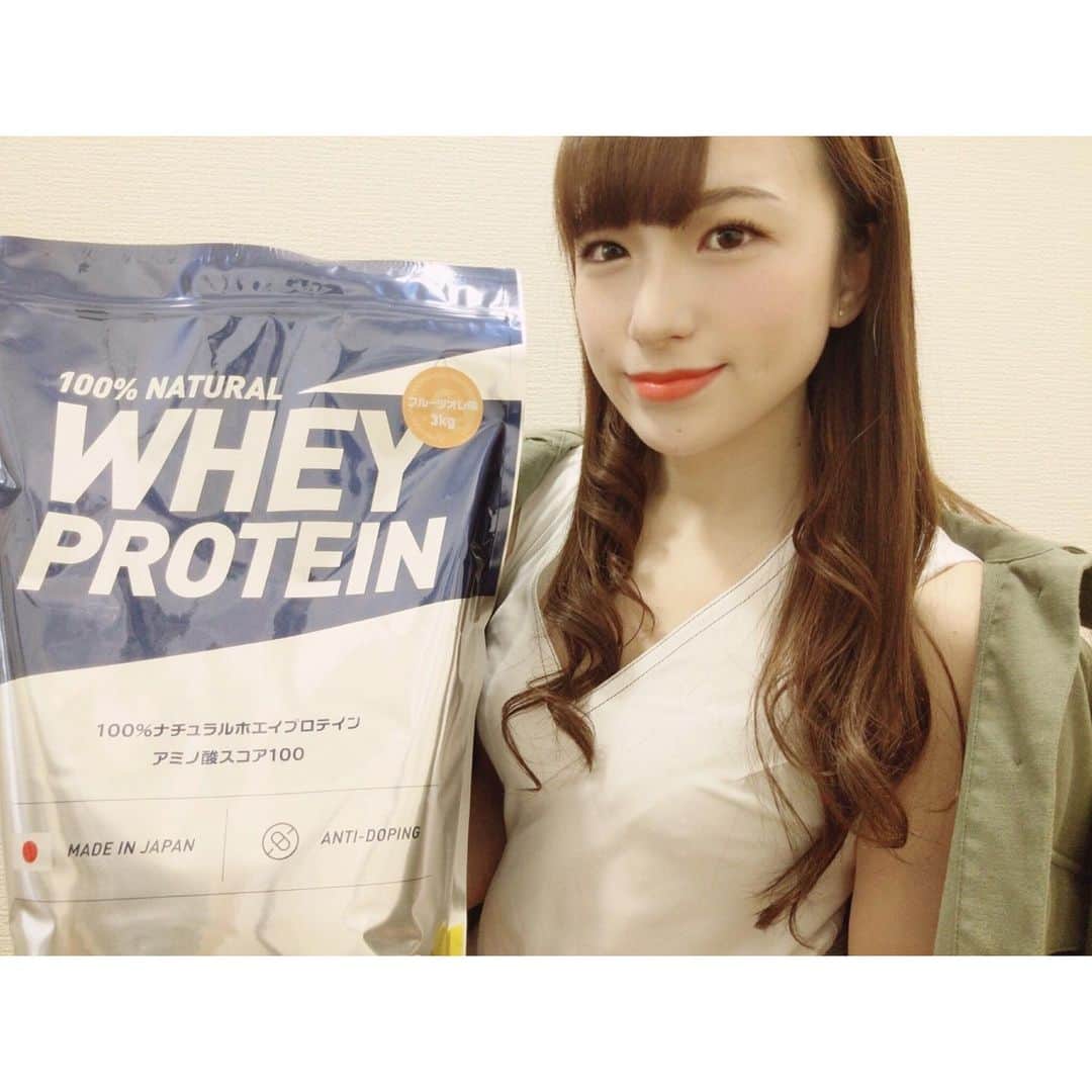 X-PLOSIONさんのインスタグラム写真 - (X-PLOSIONInstagram)「【ホエイプロテイン】フルーツオレ味🍍🍊🍌 ． こんにちは！エクスプロージョンです！ ． ． 人気フレーバー「フルーツオレ味」を頂きました🥛 ． 今朝そんなに食欲なかったのですがフルーツオレ味は さっぱりしていて、ごくごく飲めました☺️ ． ． パインの風味が強くオレンジや若干バナナの甘さも 感じます！ ． 昔懐かしいラムネのお菓子みたいな味わいです🍭 ． ． ． ところで、大阪の喫茶店にある「ミックスジュース」ってご存じですか？ ． 甘いフルーツオレ？というか、バナナ感が強く甘くて美味しいんです！ ． ． なので、ミックスジュースに飲み慣れている人は フルーツオレ味を飲んだらびっくりするのかな？ と気になっています🤔 ． ． 生のバナナか、エクスプロージョンのバナナ味を混ぜたらミックスジュースも作れそう！ ． .  今度フルーツオレ味にバナナ混ぜて、 ミックスジュース作り試してみます🍹🍌 ． ． いつもいいねやコメント、ストーリーへの掲載ありがとうございます♪ 次の投稿もお楽しみに… ． 味付き 1kg  1,414円〜 プレーン  1kg  1,235円〜 ご購入はこちらから！ → store.x-plosion.jp ． #エクスプロージョン#xplosion  #エクスプロージョンプロテイン #プロテイン #ホエイプロテイン #プロテイン女子 #たんぱく質  #タンパク質 #筋肉 #筋肉女子 #筋トレ #筋トレ女子 #トレーニング #トレーニング女子 #トレーニング動画 #training #workout #プロテインドリンク #プロテイン初心者 #プロテイン生活  #体づくり #ボディメイク #ダイエット #自宅トレーニング #家トレ #家での過ごし方 #ホームトレーニング #フルーツオレ #簡単レシピ」4月17日 15時51分 - x_plosion_protein