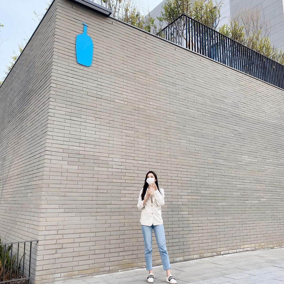 ダユンさんのインスタグラム写真 - (ダユンInstagram)「화장을 신경써서 하면 뭐하죠 😭 마스크 쓰고 잠깐 벗으면 코랑 인중이랑 볼 마스크 라인대로  파운데이션 지워져있고 저는 특히 코끝 코라인이 가장 뭉쳐요 😫 꼭 컨실러 잘못써서 뭉쳤을때 그 느낌  또 그 습한 마스크 안의 공기때문에 피부 또 뭉치고  수정하고 뭉치고 수정하고 뭉치고  아무리 보송하게 파우더로 마무리를 해도 어쩔수가 없더라구요  마스크 쓰면서 절대 화장 안번지는 초파워 마스크없나 생각해해요  개발하면 대한민국 재벌이 될수도 🧐 코로나 빨리 끝나길 🙏🏻 . . #블루보틀 #한남동 #besweet」4月17日 16時05分 - 2__yun__2