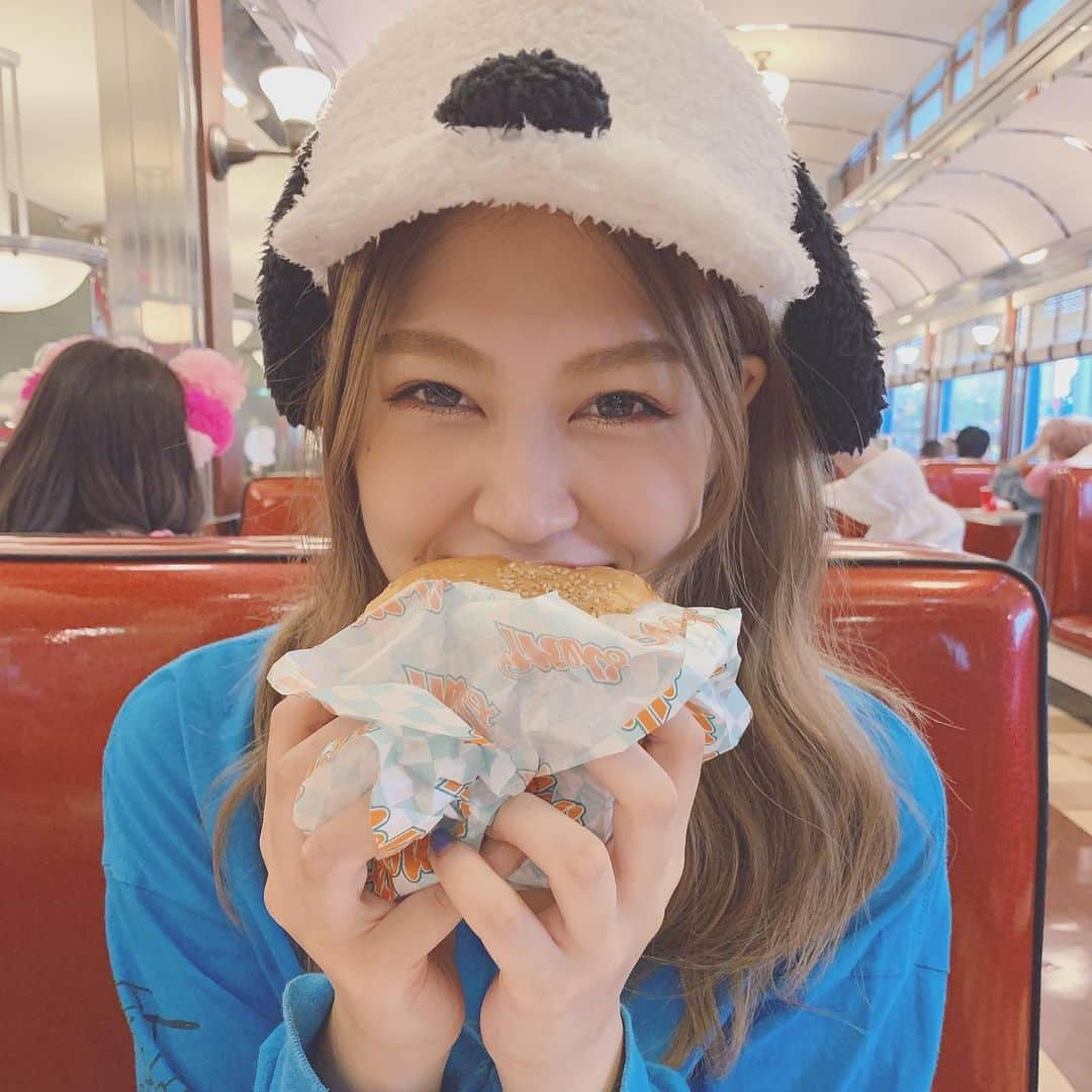 吉岡久美子さんのインスタグラム写真 - (吉岡久美子Instagram)「、 ゆにば行きたいなあ ハンバーガー食べたいなあ🍔 、 、 一緒に自粛頑張ろうね。 、 、 、 #usj #ユニバ #ハンバーガー #スヌーピー #ユニバーサルスタジオジャパン  #つぼみ大革命 #つぼみ #吉本 #よしもと #アイドル #idol #大阪 #東京 #神戸 #ライブ #instagood #いいね👍  #いいね #フォロー #ふぉろーみー #フォローミー #フォロー希望」4月17日 16時10分 - kuunyaaan