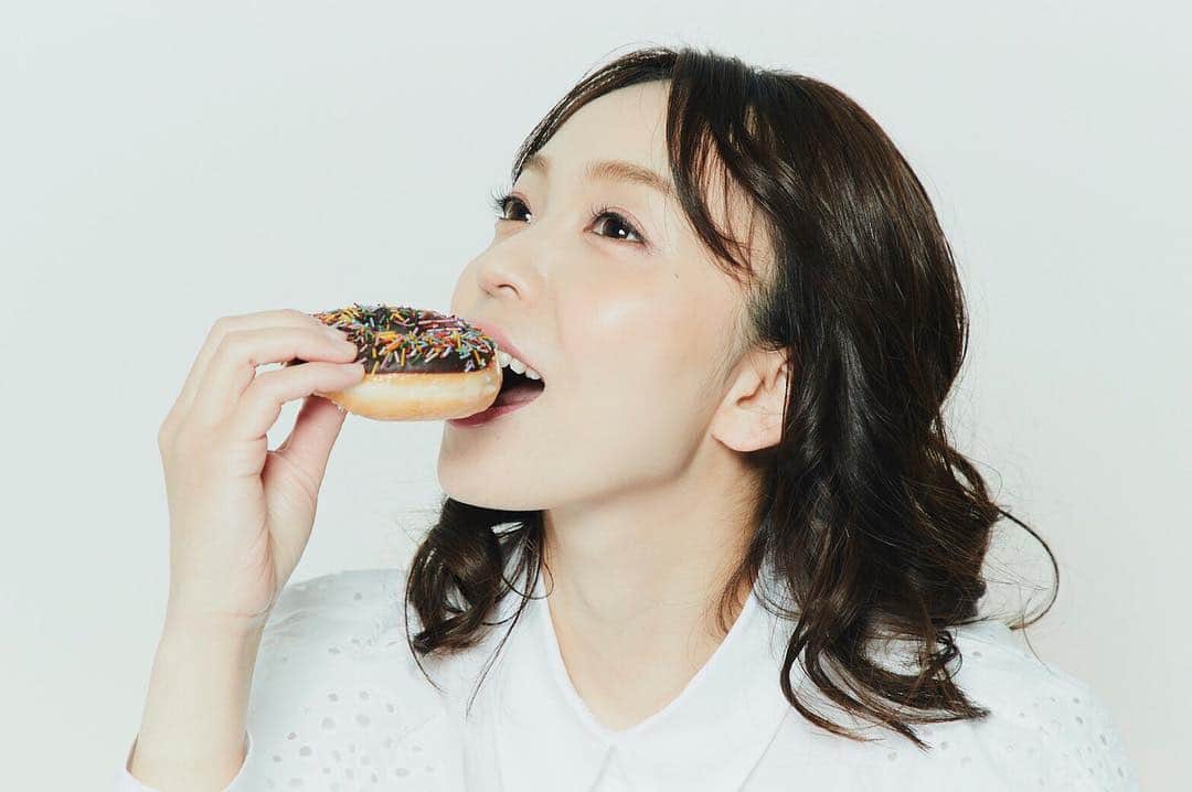 杜このみのインスタグラム：「アメブロにて、新曲のジャケ写が 初公開になりました♪ マネージャーさんに、ジャケ写の撮影の時のオフショット下さい💓と連絡したら、社長から差し入れで頂いたドーナツを食べている写真が送られてきました☺️✨笑 わたし…どれだけ食べること好きなんだ…。笑 アメブロもチェックしてみて下さい😊💓 #新曲 #ジャケ写はブログで公開中 #オフショット #ドーナツ #スイーツ大好き」