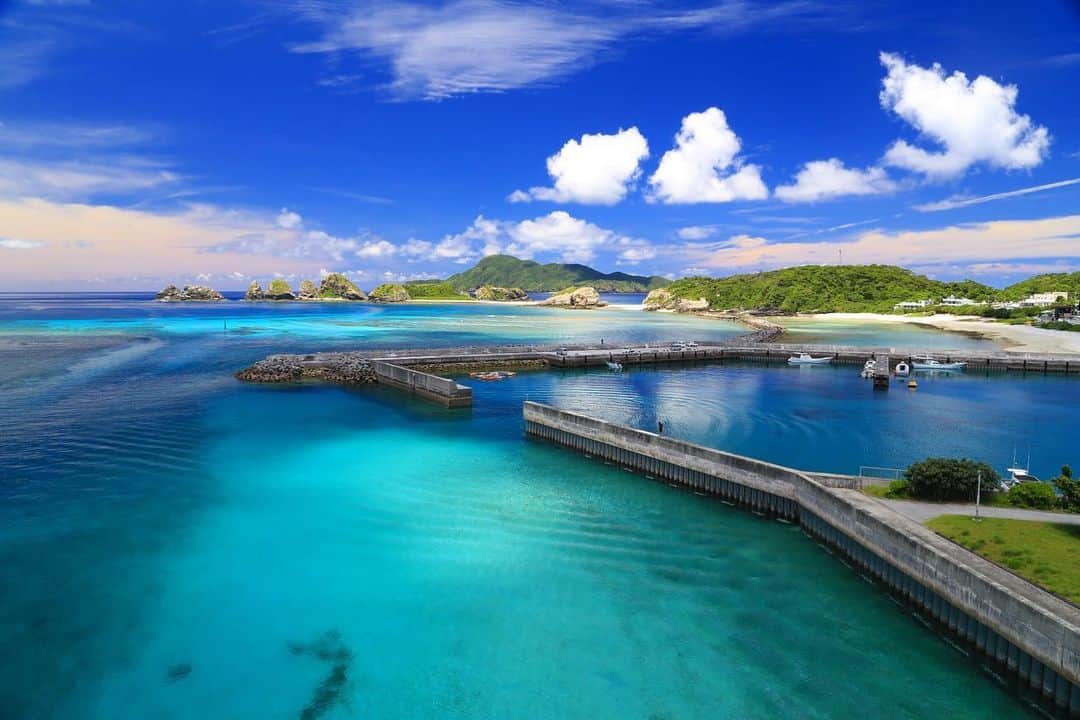 littleportelyさんのインスタグラム写真 - (littleportelyInstagram)「過去フォト . こんな海の色の慶良間には今度いつ行けるかな？ 海の色は本当に撮って出しでこの色。 美し過ぎて言葉も出ないとは正しくここの風景を言う。 この風景に会える様にみんな、県を跨ぐ移動はやめて🙅‍♀️🙅‍♀️ . #慶良間諸島 .  #travel#japan#instatrip#海#ビーチ#water_of_our_world#beach#sea#ocean#onebreath#divermag#lascuba#snorkeling#genic_beach#タビジョ#unknownjapan#スキンダイビング#沖縄#沖縄暮らし#沖縄生活#沖縄好きな人と繋がりたい#沖縄ライフ#沖縄移住#海好きな人と繋がりたい#海好き女子#海のある生活#海好き#離島#慶良間ブルー」4月17日 16時22分 - no_ocean_no_life