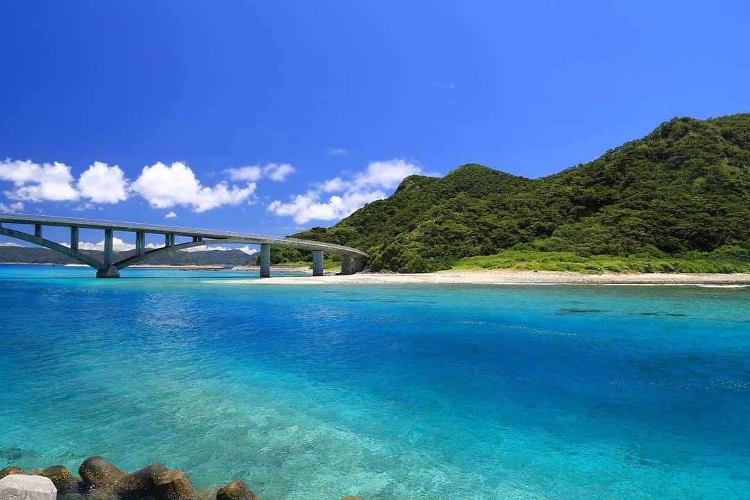 littleportelyさんのインスタグラム写真 - (littleportelyInstagram)「過去フォト . こんな海の色の慶良間には今度いつ行けるかな？ 海の色は本当に撮って出しでこの色。 美し過ぎて言葉も出ないとは正しくここの風景を言う。 この風景に会える様にみんな、県を跨ぐ移動はやめて🙅‍♀️🙅‍♀️ . #慶良間諸島 .  #travel#japan#instatrip#海#ビーチ#water_of_our_world#beach#sea#ocean#onebreath#divermag#lascuba#snorkeling#genic_beach#タビジョ#unknownjapan#スキンダイビング#沖縄#沖縄暮らし#沖縄生活#沖縄好きな人と繋がりたい#沖縄ライフ#沖縄移住#海好きな人と繋がりたい#海好き女子#海のある生活#海好き#離島#慶良間ブルー」4月17日 16時22分 - no_ocean_no_life