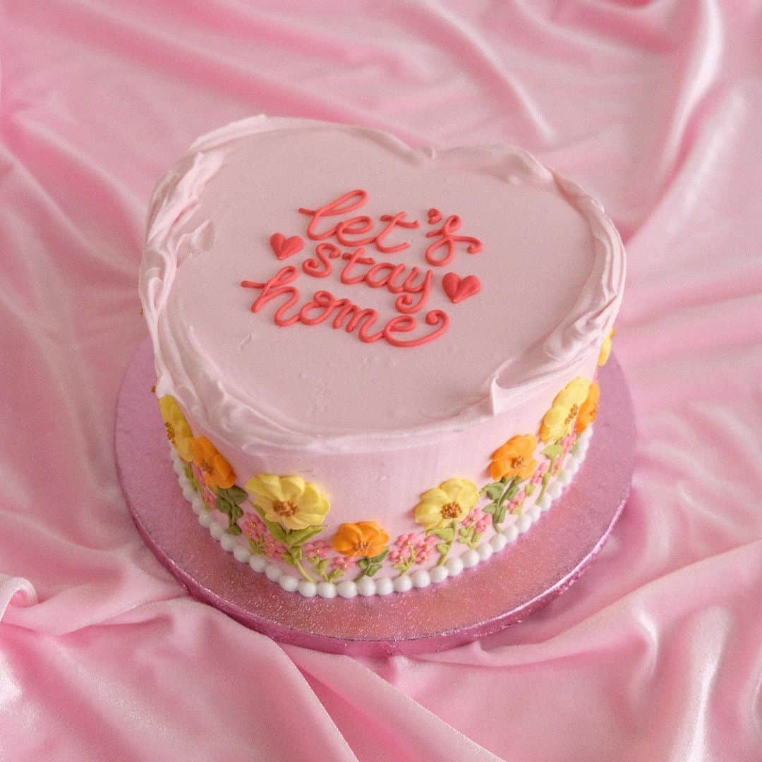 KUNIKAのインスタグラム：「🌷Let's stay home cake🌷﻿ ﻿ ﻿ ﻿ のちほどストーリーに待ち受け用に使っていただける画像載せます🌼﻿ おうち時間乗り越えましょう。﻿ ﻿ ﻿ ﻿ #artofkunika #sugarcake #bespokecake #bespokecakes #letsstayhome #stayhome #センイルケーキ」