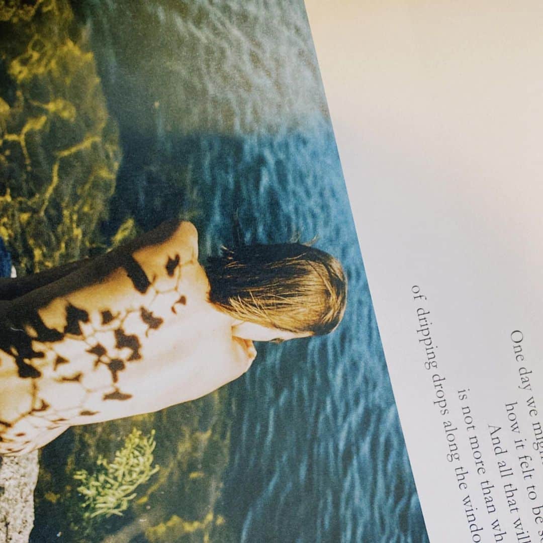 佃加菜さんのインスタグラム写真 - (佃加菜Instagram)「@cheadsmagazine ✿ 洋書の女の子のルーズ感、程よいてきとう感が抜け可愛くて好き♡ #おうち時間」4月17日 16時30分 - tsukuda_kana