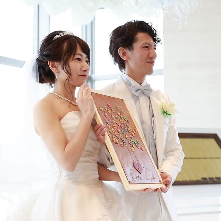 ホテルモントレウェディング【公式】 のインスタグラム：「♥ @montereyweddingをフォローして 『 #モントレ花嫁 』『 #ホテルモントレ』の タグをつけて投稿してくださいね＊*. . 💒👰ホテルモントレ姫路 @hotelmontereyhimeji.wedding #卒花嫁 @saya_wedding.0720 さまより 素敵なお写真をリグラムさせていただきました！ . ゲストと作るウエディングツリーで 世界にひとつだけの結婚証明書に✧ . ——————————. ◆ブライダルフェア予約はこちらをcheck＊* http://bit.ly/2zsf02N ◆ホテルモントレ姫路の公式HPはこちら* https://www.monterey-wedding.jp/himeji/ ——————————. . #ホテルモントレ姫路 #モントレ姫路 #姫路 #himeji #モントレ #モントレ花婿 #プレ花嫁 #卒花 #weddingdress #プラコレ #ウエディングニュース #marryxoxo #wedding #dress #結婚式場 #日本中のプレ花嫁さんと繋がりたい #ブライダルフェア #結婚式 #パーティ #披露宴 #2020年春婚 #2020年夏婚 #2020年秋婚 #2020年冬婚 #ホテルウェディング」