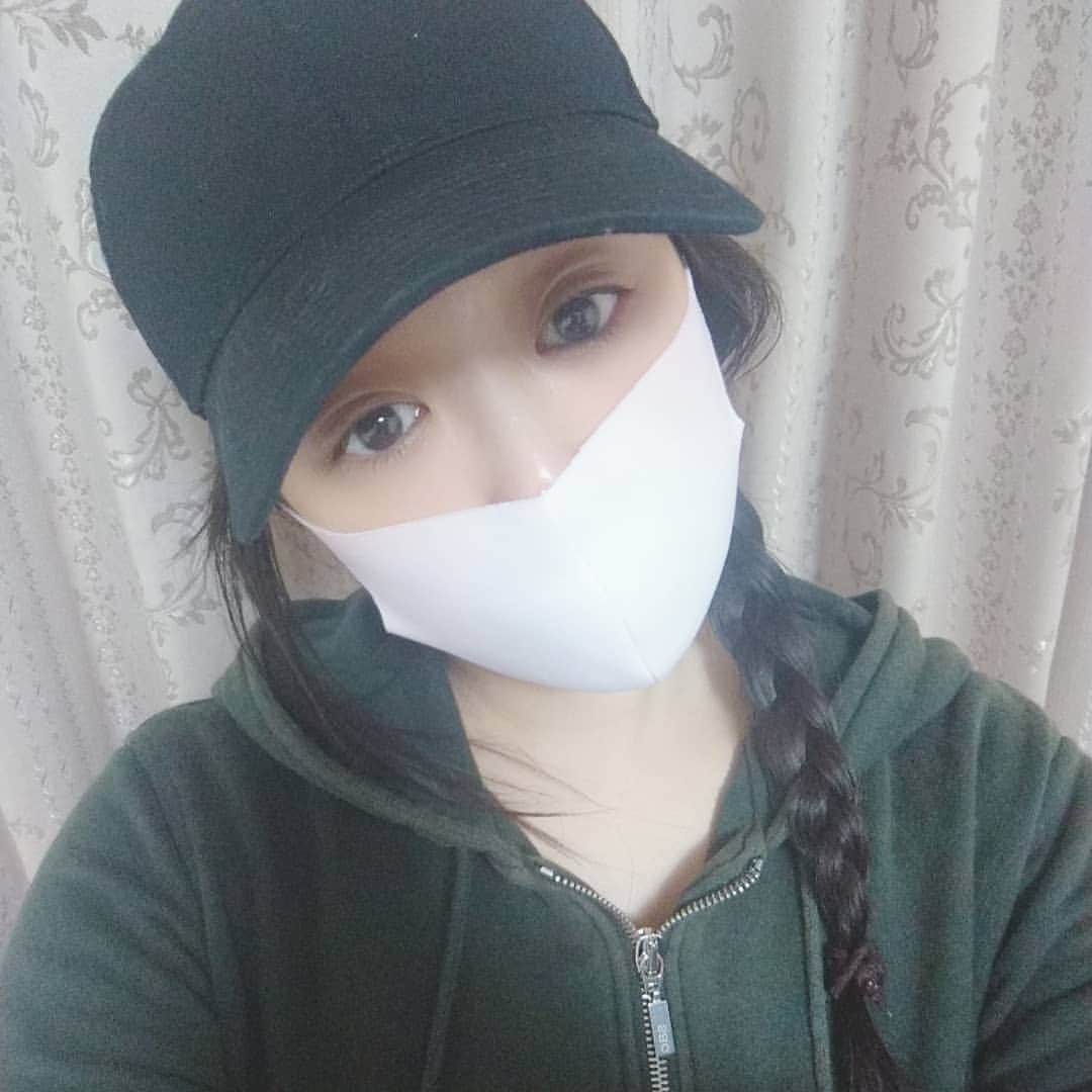 工藤亜耶のインスタグラム：「近所で路上で38枚入りﾏｽｸ5000円で売ってて人並んでたよぉ(>_<)今まで500円で50枚入り買えてたよね？？(´Д｀) 私は洗えるﾏｽｸ298円で買ったよぉ(^O^) ただ、このﾏｽｸ裏表分からないよぉ(´Д｀)」
