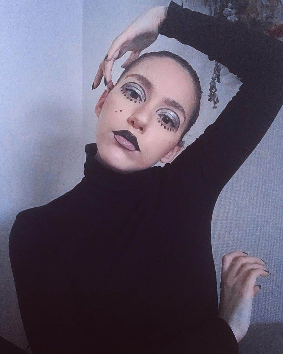 にちゃぴんのインスタグラム：「Inspired by Mina Mazzini #makeup #mina #minamazzini #abstract #italianculture」