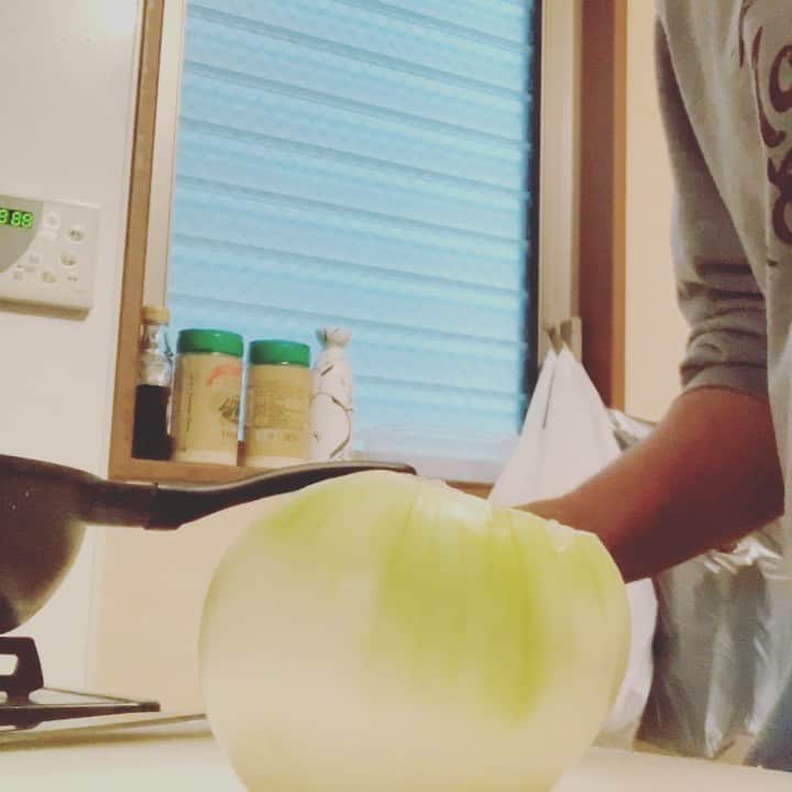 こーいちのインスタグラム：「俺だって料理のひとつやふたつぐらい出来るんだ。  #今日はひとみ婆さんカレー」