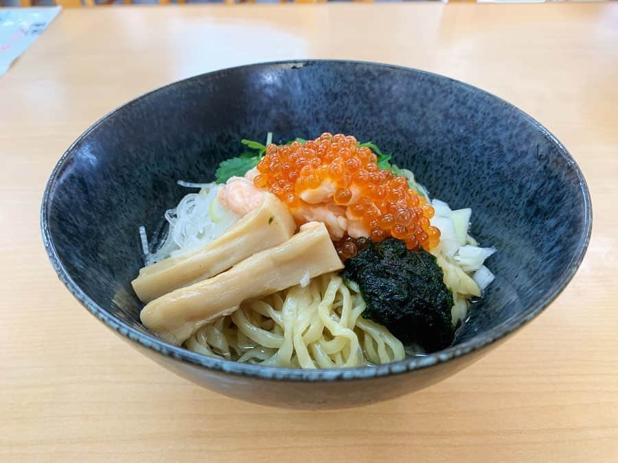 SUSURUさんのインスタグラム写真 - (SUSURUInstagram)「東京・青梅市の名物和え麺！ 㐂九家さんではなんと、サーモンとイクラ、生のりに山葵が乗った変わり種のまぜそばがいただけます。 クリーミーな風味のタレにツンと刺激的な山葵、そしてサーモンイクラの親子が平打ち麺と絡んで美味しい😍 ラストは余ったイクラとサーモンを追い飯とかきこみました。イクラうまい‥！ お店は現在も営業しています。 #susuru_tv #1598日目 #㐂九家 #青梅市 #東京 #サーモンといくらの和えそば #追い飯 #うまい  #ラーメン #らーめん #ramen #ラーメン部 #ramennoodles #毎日ラーメン生活 #麺スタグラム #japaneseramen #japanramen #foodstagram #foodie #noodles #instanoodle #instaramen #instafood #susururecommended #まぜそば #東京ラーメン #いくら」4月17日 16時56分 - susuru_tv
