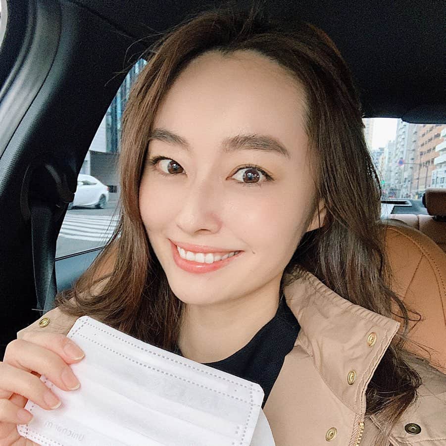 小祝麻里亜さんのインスタグラム写真 - (小祝麻里亜Instagram)「久しぶりのコスメ投稿は、楽しみに待っていた＼OPERAの春の限定色／🌸外出時にマスクをするようになってから、マスクを着脱してもリップが落ちるのを気にしなくていい、OPERAのリップティントが必須アイテムになっていまして☺️💄 春の限定色はリップティントがオレンジリリー、シアーリップカラーがクリアライラック！どっちもお花の名前だからテンションあがってます🌷← 2枚目は自然光で見た発色。3枚目はリップティントのオレンジリリーを塗りました！4枚目はスーパーの帰りにマスクを取っても、とれてなかったよー！の写真。笑  元々持ってるOPERAのリップに重ねても可愛いらしいので、今度重ねてつかってみよう。メイクの楽しみが増えたな✨✨ 春カラー早く試したいと思ってたから嬉しいです🥰今は中々お店に買いにいけないけど、公式ECサイトで送料無料やってましたよ👌助かりますね😌😌💞 ． ． ＿＿＿＿＿＿＿＿＿＿ #オペラ #オペラリップティント #シアーリップカラー #春コスメ　#春リップ #限定色 #透ける花色リップ #メイク動画 #お気に入りコスメ #makeup #instabeauty #operacosmetics #makeupmovie #pr#spring #오운애티튜드 #화장품 #뷰티스타그램 #메이크업 #메이크업스타그램」4月17日 16時59分 - maria_koiwai
