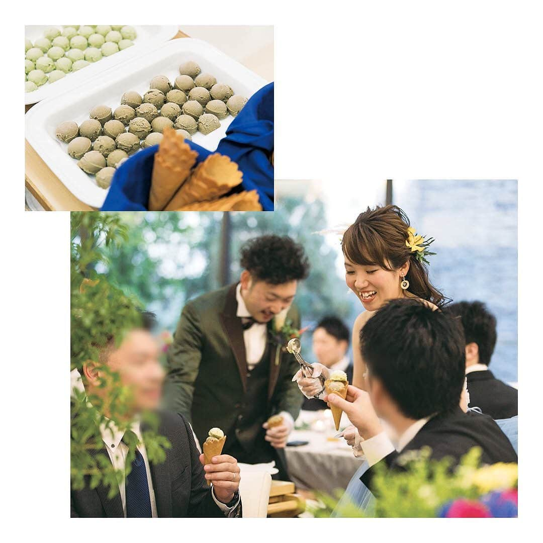 結婚SANKA(けっこんさんか)さんのインスタグラム写真 - (結婚SANKA(けっこんさんか)Instagram)「＼ウエディングレポ／ 『二人ならではのおもてなしで、エンターテインメントあふれる式に！』石川県白山市　Tさん＆Nさんカップル . ラヴィール金沢 . 「みんなと一緒に楽しみたい！」そんな結婚式を目指した二人。バルーンリリースは、ゲストと一体感を感じる爽やかなシーンになりました🎈 . インパクトを感じてもらえるようにと、壮大なチャペルを高さのある生花でコーディネート🌿ステンドグラスが輝く神聖な空間の中、感動のセレモニーが執り行われました。 . 挙式が終わり、いよいよ披露宴。二人の入場を待つ間もゲストに楽しんでほしいと、プロマジシャンにお願いしたそう🃏その間、二人は挙式参列のみのゲストとゆっくり過ごしました。 . 披露宴会場に入ったときに、「おおっ！」ってゲストに驚いてもらいたくて、装花を重視したという新婦Nさん💐テーブルの配置は、ゲストを見渡せるよう、晩餐会風にしたのだとか。 . 結婚式当日は、新郎Tさんの31歳の誕生日。31（サーティーワン）にちなんで、二人でアイスサーブをする演出を。これ、実はパティシエの新郎Tさんの手づくりアイス。子どもたちにも大好評でした🍨 . 退場はゲストとハイタッチ。「ディナーショーみたいに、ゲストと盛り上がりながら退場したい！」そんな新郎Tさんの希望で、笑顔あふれる締めくくりに！ . . . 結婚SANKAがつくるWebマガジンmarricoでは、ラヴィール金沢や、そのほかの会場で挙げた北陸カップルのリアルな結婚式をたくさんレポートしています！ . @kekkonsanka_weddingのURLからmarricoのウエディングレポへ . . about 結婚SANKA . 石川・富山・福井の花嫁のための結婚準備メディアです 雑誌とWebサイト、Webマガジン「marrico」の3つで、北陸花嫁に役立つ地元の結婚準備情報を発信中です . . ＼北陸花嫁を応援／ ただいま、結婚SANKAのWebサイトからブライダルフェアを予約＆参加で、最大16,000円分のギフトカードをもれなく全員にプレゼント中。 結婚準備、新生活、息抜きデートに使ってください https://kekkonsanka.com . .」4月17日 17時15分 - kekkonsanka_wedding