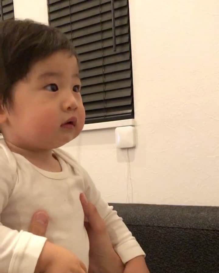 ソンイのインスタグラム：「息子とのおうち時間👦🏻🏠﻿ 自作おもちゃも活用して息子の「やりたい！」意欲を大切に✊🏻﻿ お気に入りの1枚目の動画は、シュシュ🐶とバーン🔫の芸遊びをしていたら息子が覚えてパパにバーン🔫🤣笑﻿ ﻿ 我が家は旦那さんもう1ヶ月以上在宅ワークさせてもらえてて😭🙏🏻﻿ 普段の通勤時間の分も息子との時間にできたり、お風呂も毎日パパと入れて息子にとってはパパっ子加速が止まらない充実した日々を過ごさせてもらえてます👦🏻🧔🏻🛁﻿ 今まで平日はパパは朝ちょっとだけ触れ合って帰ったらもう寝顔だったから🥺﻿ 息子の朝ご飯もパパ担当😚🙏🏻てへ﻿ ﻿ 毎日お仕事も育児も頑張ってくれてるパパへのプレゼントにリクエストされた自宅デスクスペースをもっと環境よくなるように新調する予定🪑🖥😘 #生後12ヶ月 #1歳0か月 #男の子ベビー」