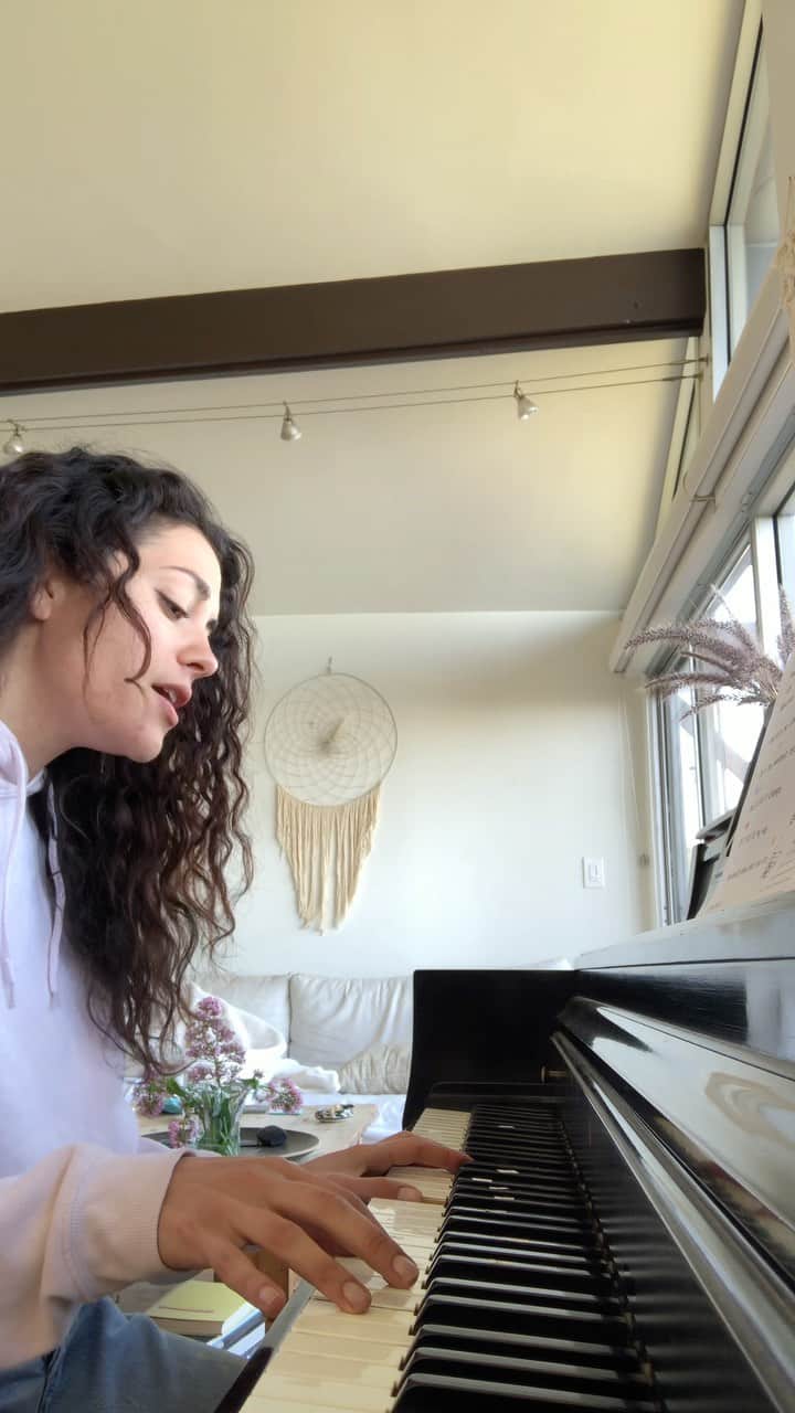 インバー・ラヴィのインスタグラム：「About a year ago I posted a cover of @danielcaesar & @hermusicofficial ‘Best Part’. It wasn’t particularly good, but it made me happy.  It resulted in my dear friend (now manager) DM’ing me: “Lets make an album!” she wrote, I wrote back: “Ha Ha“ .  But @sharonanomder doesn’t fuck around.  She teamed me up with @morseartists and a stew of impossibly gifted musicians and together we cultivated some of my most intimate musings into sound.  With my first single about to drop {HOLY-SHIT} and Corona seizure, I can’t help but think of evolution.  Today, I am in a very different place, but I play this song from the same corner of my heart, the purest, the one I strive to give you more of.  If you have a passion, share it, you never know who you might infect... (Also I’ve been playing piano for a month, don’t judge🤘🏽)」