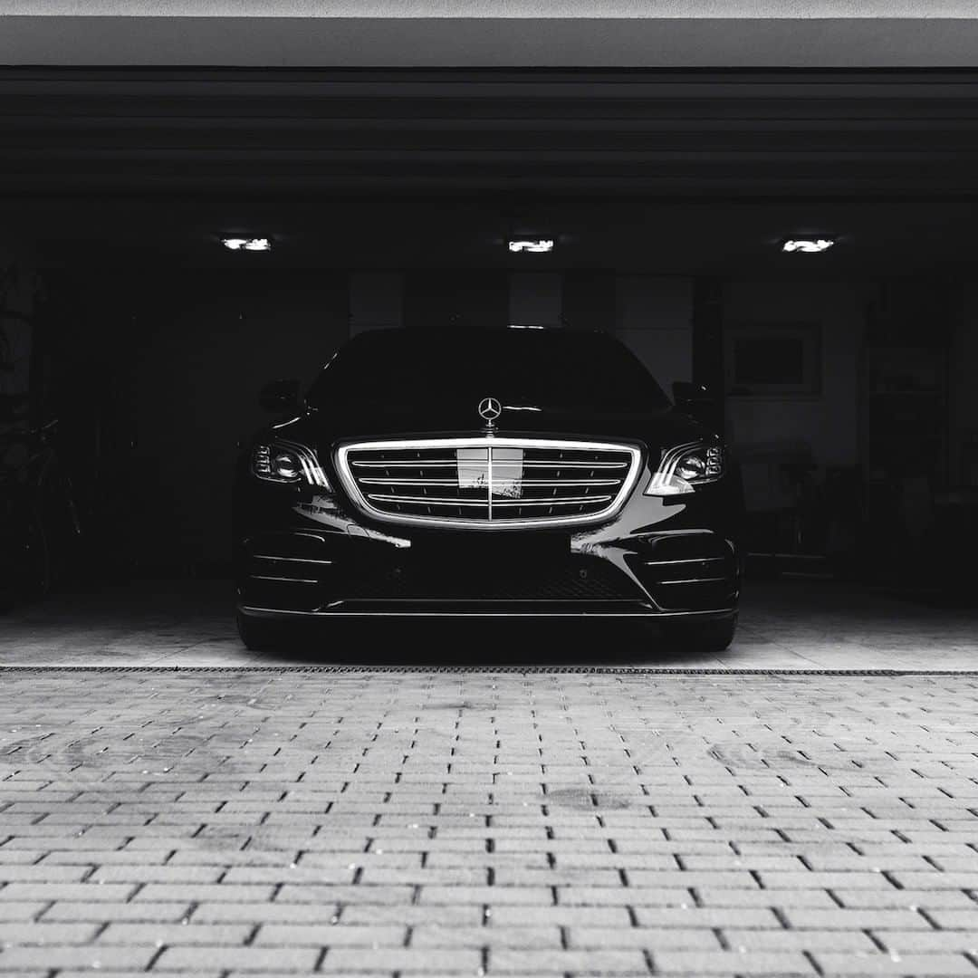 メルセデス・ベンツさんのインスタグラム写真 - (メルセデス・ベンツInstagram)「All in black – enjoy this view at home of the Mercedes-Benz S-Class! Experience pleasure while staying home and keeping social distance. Thank you for hanging in there! #stayhome #flattenthecurve 📸 @petermosoni」4月18日 3時00分 - mercedesbenz