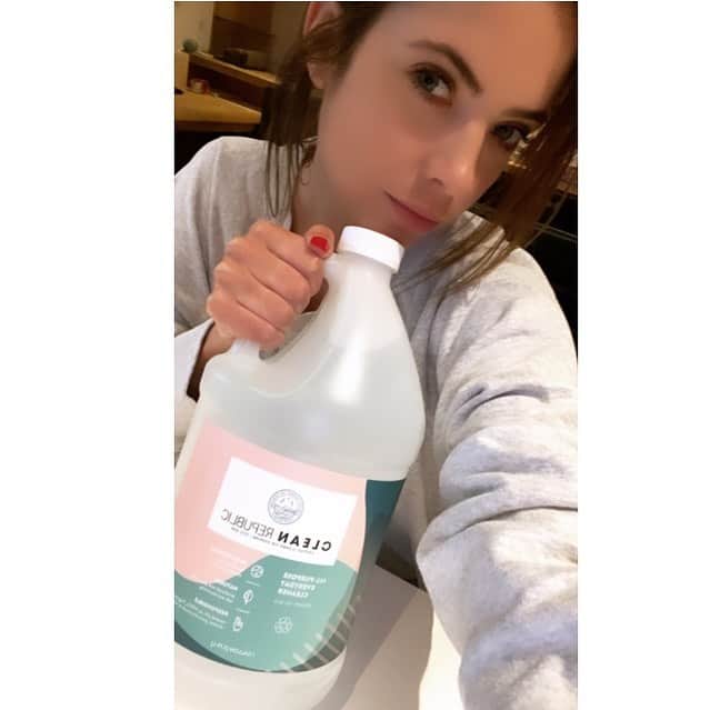 アシュレイ・ベンソンのインスタグラム：「Hey loves. I’ve been using Clean-Republic to stay safe during these unprecedented times. The product is eco-friendly and one of the best natural cleaning solutions I’ve found. Use my code BENSON5 at checkout to get a discount! #ad @thecleanrepublic xxx」
