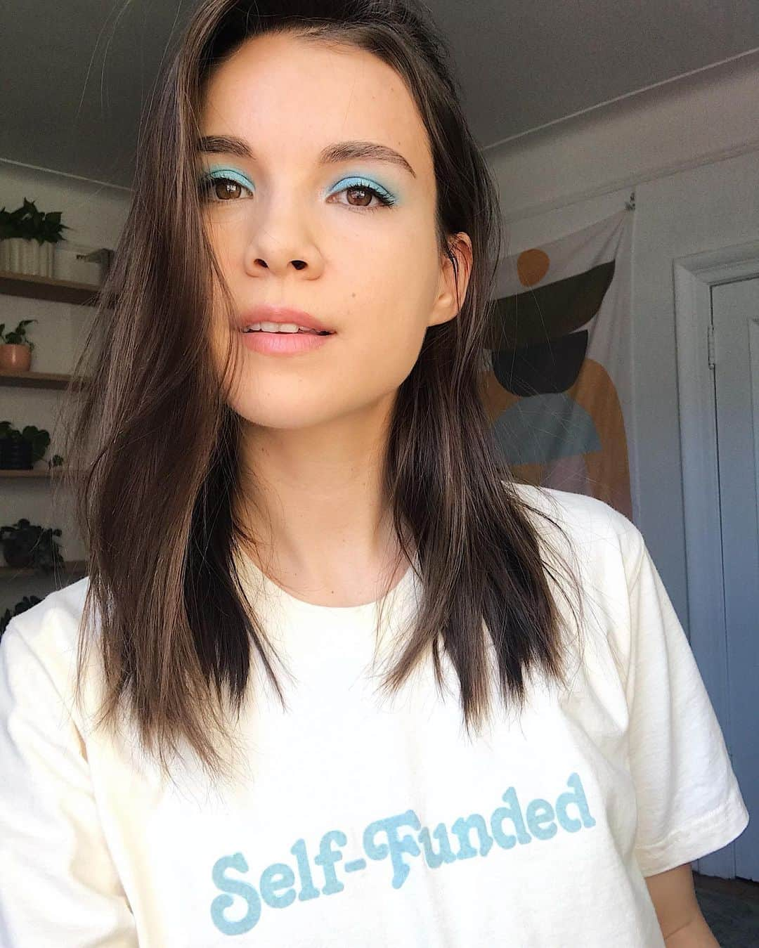 イングリッド・ニールセンのインスタグラム：「I felt like wearing makeup one time this week, so I decided to REALLY go for it with some frosty blue eyeshadow inspired by the one I loved when I was 13 or 14. Teen Ingrid is very pleased 🤗」