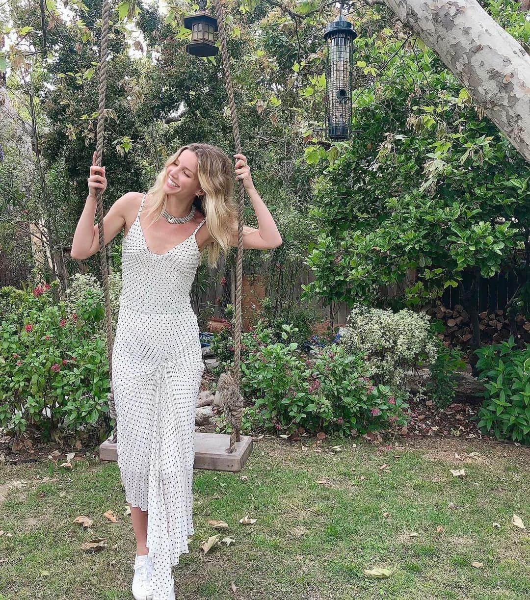 アナベル・ウォーリスのインスタグラム：「My magnificent, kind and incredibly generous @hardingegeorgia is donating 50% of sales profit of her ♻️Sustainable Dazed Dress♻️ to @age_uk a charity supporting the most vulnerable at this time. If you like the dress I’m wearing and would like to contribute...that would be ace! It comes is a variety of colors. Every little helps and the dress is gorgeous. Link in bio  All my love 💜 #sustainablefashion #womeninbusiness #georgiahardinge #allinthistogether #helphowyoucan」