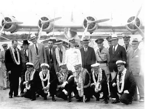 マリブシャツのインスタグラム：「April 17th, 1935 (85 years ago to the day) The back of this photograph reads, “Crew of ‘Pan American Clipper’ receive Honolulu’s ‘aloha’ upon completion of the first trans-Pacific Airmail, April 16-17, 1935 - 18 hours 39 minutes, San Francisco to Honolulu.” The back of the photograph is signed by the crew. Can you imagine that plane ride? 😅 Check out the Pan-Am designs we carry at MalibuShirts.com!」