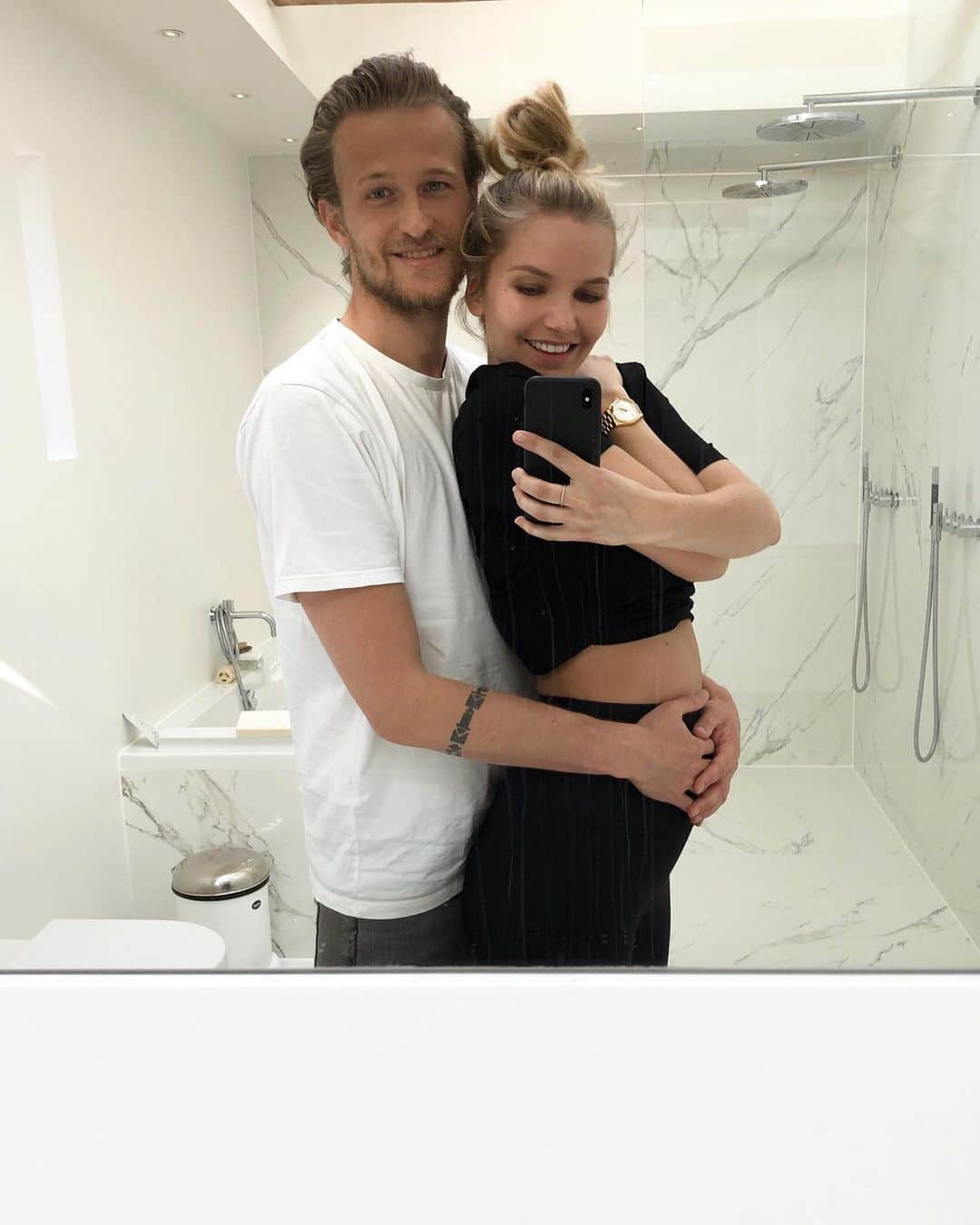 アンデルス・リンデゴーさんのインスタグラム写真 - (アンデルス・リンデゴーInstagram)「Nothing makes me more happy than you ❤️ And nothing makes me more proud than holding a belly full of our love😃🤰🏼😍」4月18日 4時09分 - anders.lindegaard