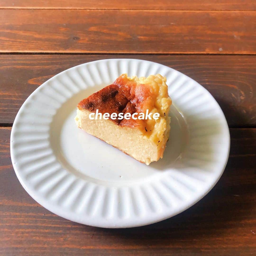 木村ミサのインスタグラム：「ずぼらな人間がつくったチーズケーキ🧀🍰﻿ ﻿ ﻿ ﻿ 型から外すとき﻿ ちょっと崩れちゃったけど もはやかわいくみえてきたよ我が子🍰﻿ ﻿ 米粉で作ったんだけど、﻿ ボウル一個でできたので、﻿ 初心者でも簡単にできた…！﻿ ﻿ お菓子作りは苦手分野で﻿ この期間に苦手克服をしてみようと﻿ 色々作ってみたい🍰🧁🍮﻿ ﻿ 不器用でも簡単につくれる焼菓子あったら﻿ おしえてください☁️﻿ ﻿ ﻿ ﻿ #stayhome #cheesecake #cake #sweets #チーズケーキ #バスクチーズケーキ #ケーキ #簡単レシピ #簡単スイーツ #グルテンフリー #スイーツ作り #먹스타그램 #요리 #팔로우환영 #おうちカフェ #おうち時間 #おうちasobi﻿ #ずぼら飯 #料理好きな人と繋がりたい」