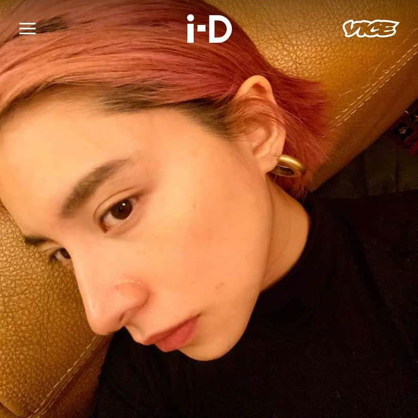 ラブリさんのインスタグラム写真 - (ラブリInstagram)「. i-D japanにて【離れても連携Q&A】の取材に参加してます。ストーリーに載せてます。 ──コロナ禍が落ち着いた後、日本の社会にはどう変わっていってほしいですか？  白濱：今日本で起きていることを忘れないでほしい。社会は誰かのものではなく私達自身のものだということを実感して選択して、今回のことで全体が全体への理解となり深まってそれぞれが発信者として社会に参加していけたら、きっと未来は楽しいものになるのではないかと、今は信じたい気持ちの方が大きいです。今というものを身をもって体験できる私達はすごくラッキーだと思う。  @id_japan」4月17日 19時13分 - loveli_official