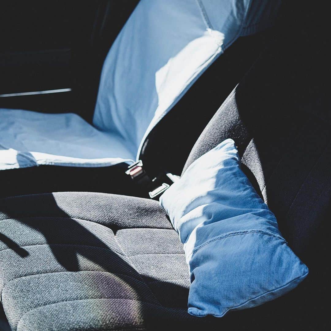 JACK&MARIE / ジャックアンドマリさんのインスタグラム写真 - (JACK&MARIE / ジャックアンドマリInstagram)「.﻿ ﻿PRE ORDER﻿ DENIM CAR INTERIOR﻿ ﻿ バイオウォッシュ加工で使い込んだような、こなれ感のあるデニムシートカバーとデニムピロークッションをラインナップ。﻿ ﻿ 切り替え部分はあえてカットオフで仕上げ、ユーズドのデニムパンツのような味わい深い仕上がりにアップデート。﻿ ﻿ 5月上旬のお届けを予定しています。﻿ ﻿ #jackandmarie #denim #carinterior  #cargoods #seatcover #cushion  #preorder #ジャックアンドマリー  #シートカバー #デニムクッション #jackandmariecargoods」4月17日 19時14分 - jackandmarie_official