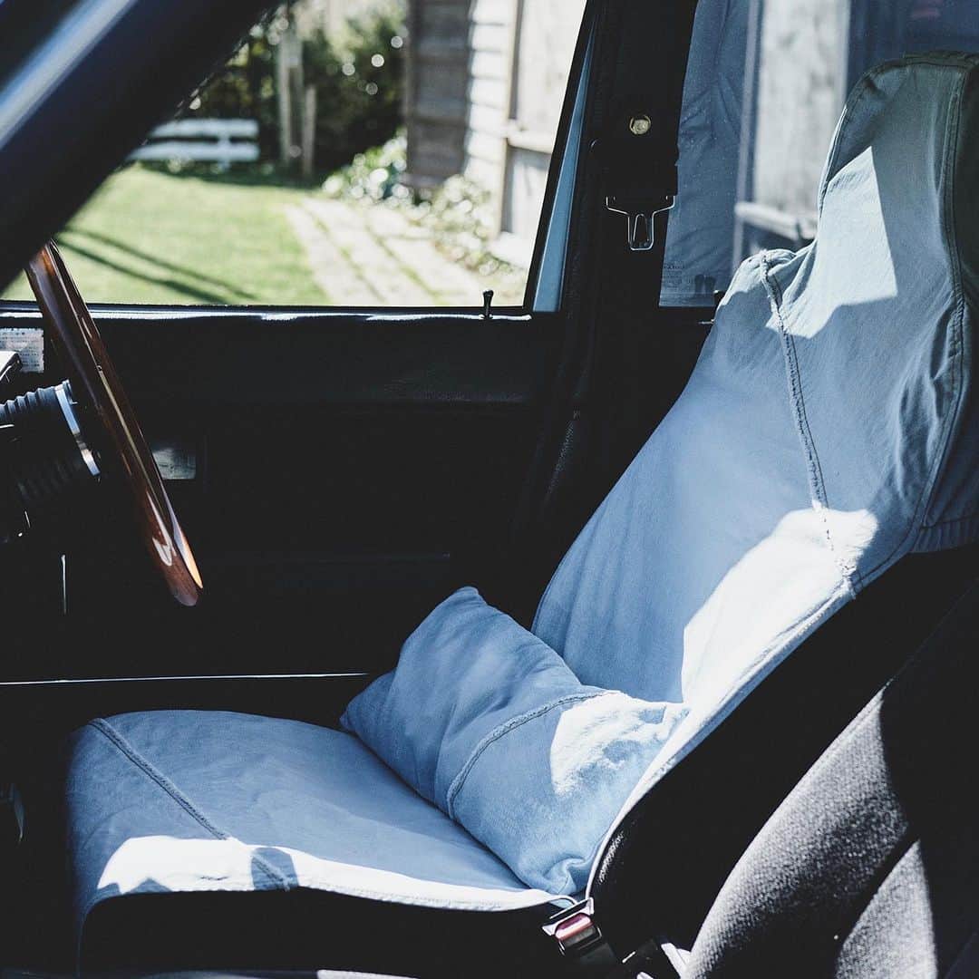 JACK&MARIE / ジャックアンドマリさんのインスタグラム写真 - (JACK&MARIE / ジャックアンドマリInstagram)「.﻿ ﻿PRE ORDER﻿ DENIM CAR INTERIOR﻿ ﻿ バイオウォッシュ加工で使い込んだような、こなれ感のあるデニムシートカバーとデニムピロークッションをラインナップ。﻿ ﻿ 切り替え部分はあえてカットオフで仕上げ、ユーズドのデニムパンツのような味わい深い仕上がりにアップデート。﻿ ﻿ 5月上旬のお届けを予定しています。﻿ ﻿ #jackandmarie #denim #carinterior  #cargoods #seatcover #cushion  #preorder #ジャックアンドマリー  #シートカバー #デニムクッション #jackandmariecargoods」4月17日 19時14分 - jackandmarie_official