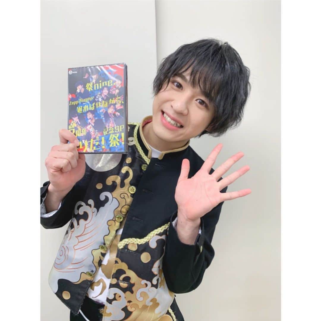 のインスタグラム：「ﾋﾄｺﾏ。 . 4月29日(水/祝) 《生電話会の開催》が決定しました☎️🤍🤍 . . 様々な面での活動が制限されている中で こういった新しい試みとしてみなさんとお電話でお話しできるのが嬉しいです😊💗💗 楽しみましょうね^ ^ . 2周年ライブのDVDも 素敵な内容になってるので観てね👶🏼🙌 . #祭nine. #浦上拓也 #うらぽん  #😈🧸 #そういえばインスタの更新日に気づいたことはありますか😛 #stayhome」