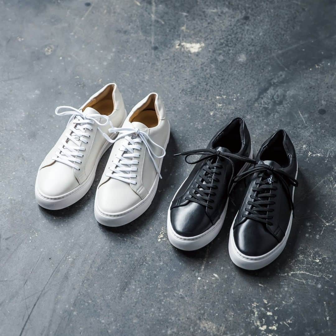 Factelier(ファクトリエ)さんのインスタグラム写真 - (Factelier(ファクトリエ)Instagram)「【革靴で絶対に抑えておきたい3つの製法：その2～マッケイ製法編～】 . 革靴を本気で選ぶのでしたら絶対に抑えておきたい基本的な製法、その2はマッケイ製法です。  マッケイ製法は縫い付け製法とも言われ、イタリアの伝統的な製法です。 イタリアはあまり雨が降らないカラッとした気候であることからマッケイが主流になったと考えられています。  底縫いが表底（本底、一番地面側）から中底（内側の底）を糸が貫通しているため、靴の中をのぞくと、縫い糸が見えるので見分けやすいかもしれません。  同じ縫い付け製法で作るグッドイヤー・ウェルト製法との違いは、一度にアッパーとソールを縫いつける「単式縫い」が用いられていること。 構造がよりシンプルなため、軽くて通気性が良いのに加え、ソールが一体となっているため、足にくっついてくるような履き心地も特長です。  デザイン面では、とにかく美しく繊細な仕上がりにできること。 コバの張り出しを少なくできるためすっきりとしたシルエットにすることができるのです。  一方で構造上、水がしみこむ場合があり、雨の日には履き方やお手入れには注意が必要です。  ファクトリエで展開している靴のなかでは、老舗ドレスシューズメーカーであるマドラスのレザースニーカーに用いられている製法です。 だからこそ、美しいシルエットのスニーカーが完成したのだと納得がいきますね。  #革靴 #マッケイ製法 #縫い付け製法 #レザースニーカー #靴職人 #leathershoes #職人 #ファクトリーブランド #老舗靴メーカー #マドラス #Factelier #ファクトリエ #語れるもので日々を豊かに #つくり手とつかい手をつなぐ #madeinjapan #メイドインジャパン #craftmanship #クラフトマンシップ #日本製 #ものづくり #こだわり #fashion #ファッション #上質な暮らし #丁寧な暮らし #シンプルライフ #シックな暮らし #ファクトリーブランド #factorybrand #心地よい暮らし」4月17日 19時19分 - factelier