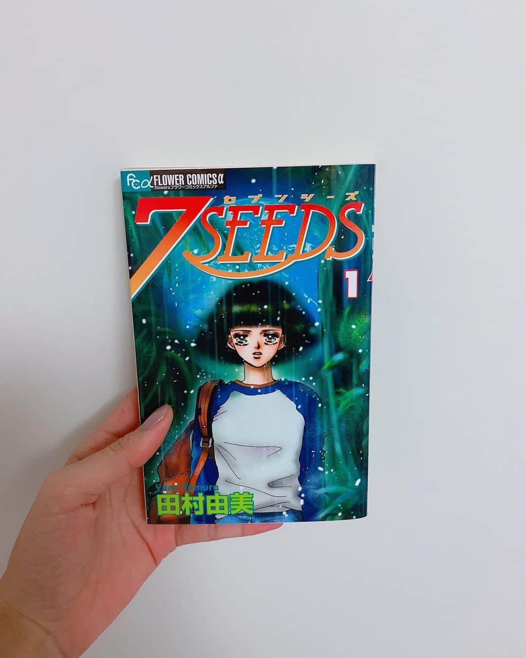 飯窪春菜のインスタグラム：「📚1日1冊漫画紹介📚 ・ ・ 今日ご紹介するのは 「7SEEDS」です🦅 Netflixでアニメも観られます！原作超面白い！！ ・ 学者達によって“近い将来地球に巨大天体が降り、恐竜が滅亡した時と同じ状態になる”と予測され、政府が組んだプロジェクト「7SEED'」。若く健康な人間を選んで冷凍保存し、地球がまた人間の住める環境になるまで眠らせて未来に種を残すというプロジェクトでした。 「7SEEDSプロジェクト」によって選ばれたのは7人ずつ5チーム「春・夏A・夏B・秋・冬」。名前に季語が入ってる男女が選ばれています。 主人公らはある日目が覚めると、目の前には大自然が広がり、突然のサバイバル生活に投げ出されるのです。 その中でどう生き残っていくのか、近未来サバイバルストーリー！ ・ 7SEEDSプロジェクトのことを全く知らずに、昨日まで普通に送っていたはずの日常から非日常の生活になる…想像するだけでゾッとします…！ しかも一度滅亡した後の地球なので、生態系もガラリと変わり見たこともない植物や虫、動物（怪物）がいるのです！ こんなに壮大な設定、ストーリーが少女漫画で描かれているのです！鼻血が出るほど面白い！！！！！ ・ 絵柄は少女漫画ですが、この漫画は誰が読んでも面白いはずです！！！ ただサバイバル生活を送るだけでなく、同じチームの人（全く知らない他人）と過ごす状況、全国各地に散りばめられた先人達の遺す生きるためのヒント、他のチームとの出会い…深まる謎やあっと驚く展開に夢中になること間違いなしです！ ・ もうすでに完結していて全35巻とボリュームありますが、一度は読んで欲しい作品です。 私はこの漫画を後世にも子孫にも残す！ ぜひ💨💨💨 ・ ・ ・ #飯窪春菜のまんが紹介 #1日1冊  #漫画  #7SEEDS #7seeds  #はるなの毎日  #飯窪ってる」