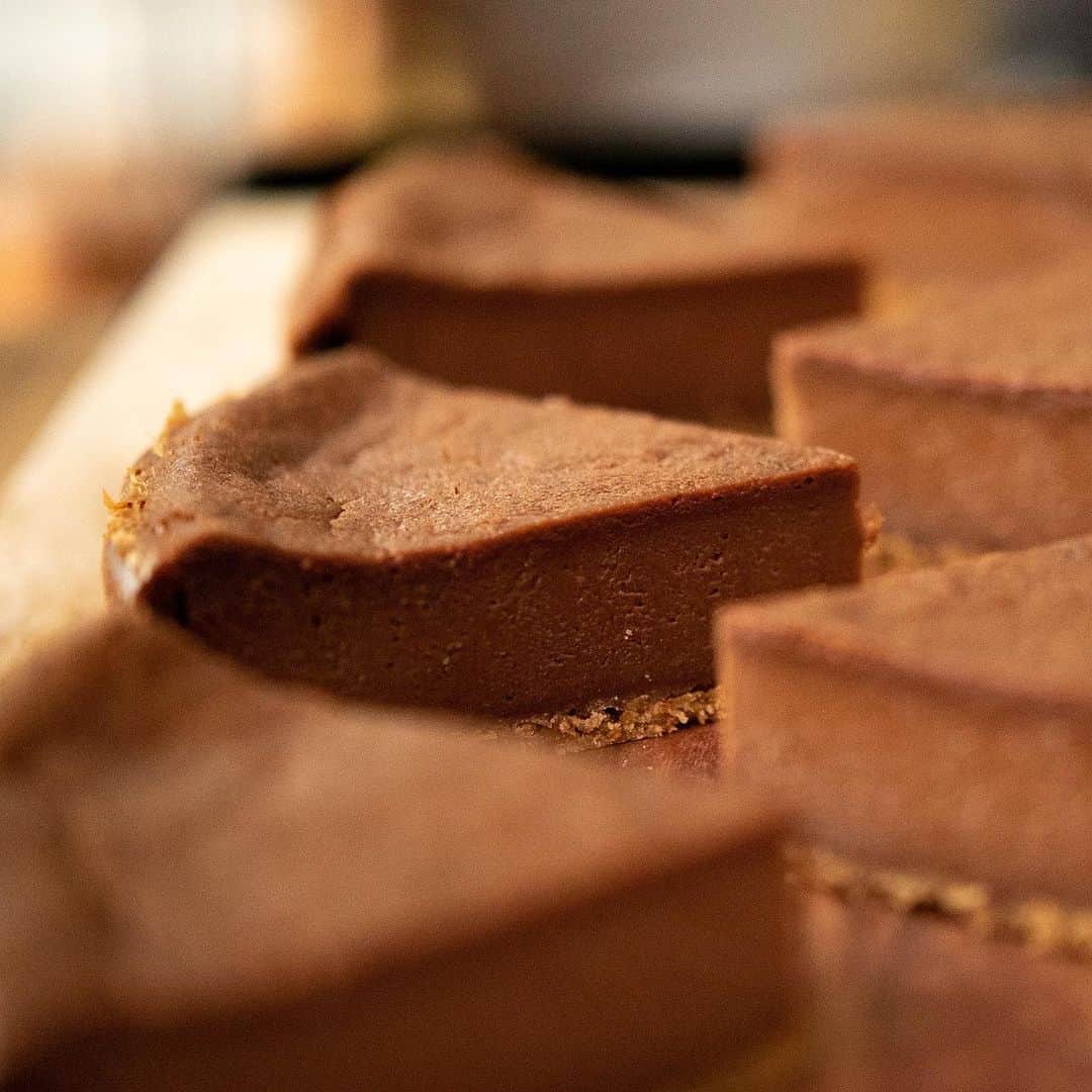 のインスタグラム：「YouTube "Chocolate Cacao"  チョコレートベイクドチーズケーキの作り方 Chocolate Baked Cheesecake  YouTube  https://youtu.be/rp7zgw1DLhM  #Youtube #youtuber #ASMR #chocolate #cocoa #チョコレート #カカオ  #foodie #dessertporn #レシピ #スイーツ #yummy #recipe #howtomake #簡単レシピ #おうちカフェ #おうち時間 #おうちで過ごそう #おうちcafe #ベイクドチーズケーキ #bakedcheesecake  #cheesecake #bakedcheesecake  #stayhomeandbake #stayhomeandcook #homemadesweets #クラッカー」