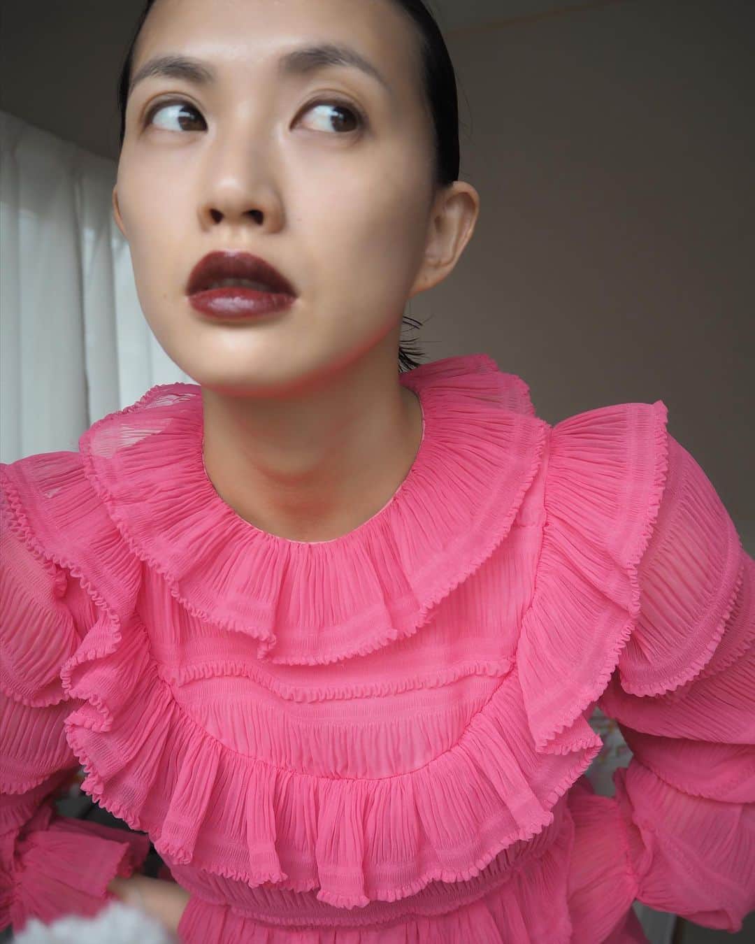 臼田あさ美さんのインスタグラム写真 - (臼田あさ美Instagram)「衣替えをしつつ、自室の整理を始めたら、あれやこれや引っ張り出してしまって、片付けてるのに散らかっていくという現象。そして妙に愛着のある古着のドレスを着てみたり。せっかくだから紅を差す💄きりり。」4月17日 19時21分 - asami_usuda