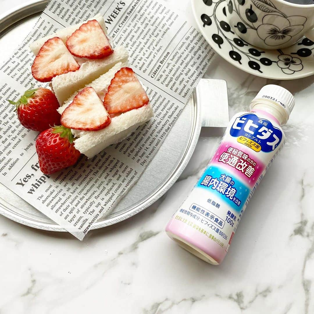 yuukii.iさんのインスタグラム写真 - (yuukii.iInstagram)「﻿ 🍓🍞☕️...❤︎ ﻿ 休校になってからは3食作るのも大変すぎるけど﻿ 娘の子守役が増えて助かると思うことも♡﻿ ﻿ 子守をお願いする代わりに﻿ 朝ごはんのリクエストに答えると言う﻿ 交換条件の日々🤷🏻‍♀️笑﻿ ﻿ ﻿ 環境や生活リズムが変わると便秘になりがち🤦🏻‍♀️﻿ ビヒダスヨーグルト便通改善を3日間お試しさせて頂きました！﻿ ﻿ 普段の食事の中で便秘対策が出来るのは﻿ 忙しいママにはありがたい♡﻿ ﻿ すぐに効果も実感出来たし﻿ 医薬品やサプリメントでは無く食品だから安心だったし、味も美味しいヨーグルトで無理なく続けられました！！﻿ ﻿ ﻿ ﻿ ﻿ #ビヒダスヨーグルト便通改善#ビヒダス#便秘#便秘改善#ヨーグルト#腸活#新ママ#女の子ママ#男の子ママ#PR ﻿」4月17日 19時27分 - yuukii.i