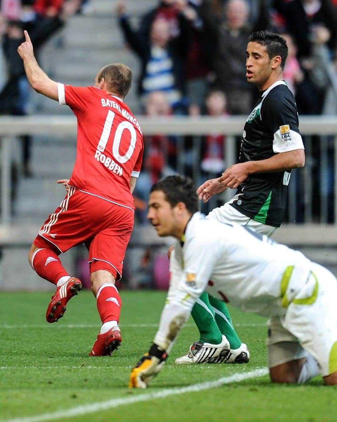 バイエルン・ミュンヘンさんのインスタグラム写真 - (バイエルン・ミュンヘンInstagram)「Exactly 1️⃣0️⃣ years ago, @arjenrobben scored 3️⃣ for the first time in his professional career! 💪⚽ What was the final score again❓🤔 ______ #FCBayern #MiaSanMia #packmas #Fußball #football #futbol #Robben #Munich」4月17日 19時31分 - fcbayern