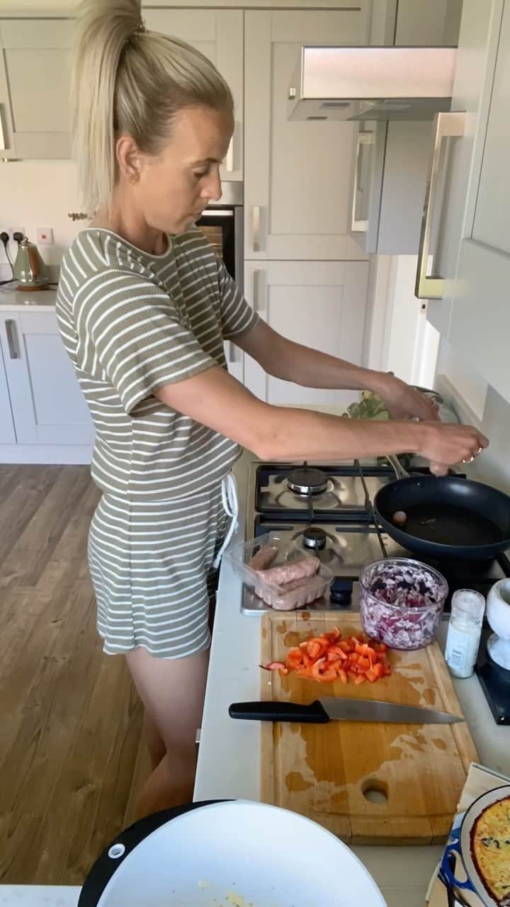 リンジー・シャープのインスタグラム：「Hope you guys enjoy!  Any questions write them below👇🏼 Books mentioned - @deliciouslyella and @shalaneflanagan  Meal delivery - @mindfulchefuk  Note - when I I have an afternoon session too I would snack before that. Usual snack is coffee + yoghurt w/fruit.」