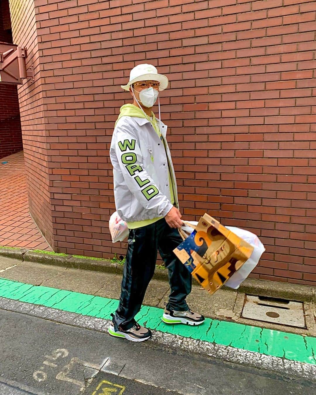 ZEN-LA-ROCKのインスタグラム：「昼間に買い物して散歩しておうち時間everydayだよ🏠 そんな今、唯一の現場（大感謝）の #Abemamix は明日土曜です‼️ 是🔥👀 全員レコードでPLAYかもっ ま！ぢ！で！皆様も健康でーーー🤜🏽🦠🤛🏽 . . . #zenlarock #abema」